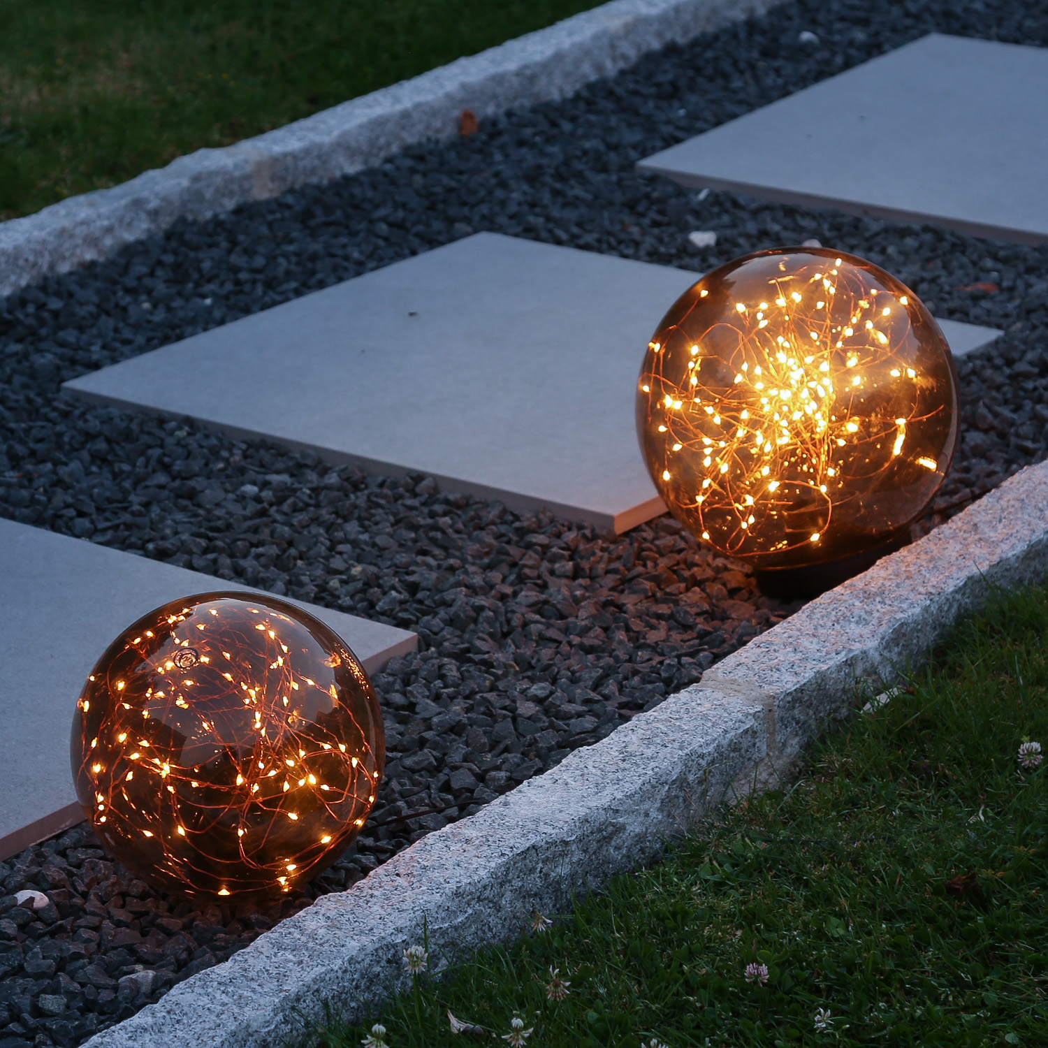 LED Kugel mit Drahtlicherkette - stehend - 100 bernsteinfarbene LED - D: 25cm - f. Außen - rauchgrau LED Kugel mit Drahtlicherkette - stehend - 100 bernsteinfarbene LED - D: 25cm - f. Außen - rauchgrau