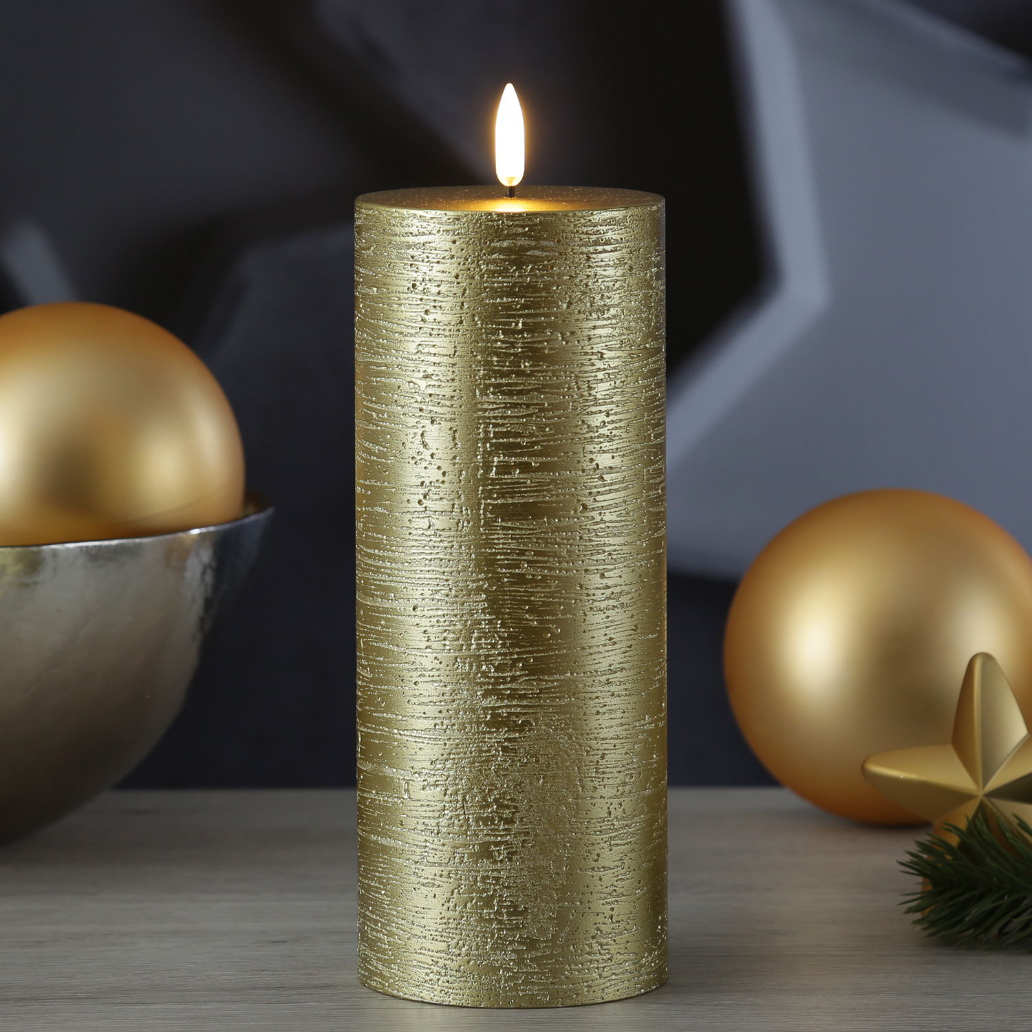 LED Kerze PIA - Rustik-Optik - Echtwachs - H: 20cm - D: 7,8cm - Timer - bis zu 1000 Std. - gold LED Kerze PIA - Rustik-Optik - Echtwachs - H: 20cm - D: 7,8cm - Timer - bis zu 1000 Std. - gold