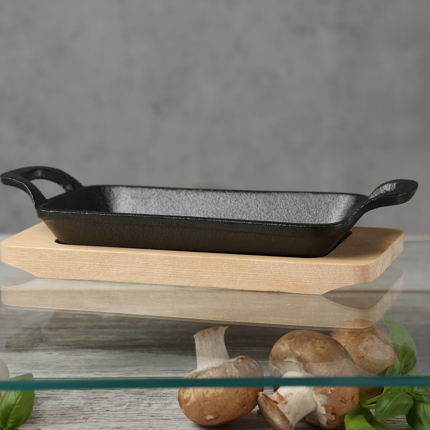 Gusspfanne mit 2 Griffen und Holzuntersetzer - Gusseisen - L: 22,5cm - Servierpfanne