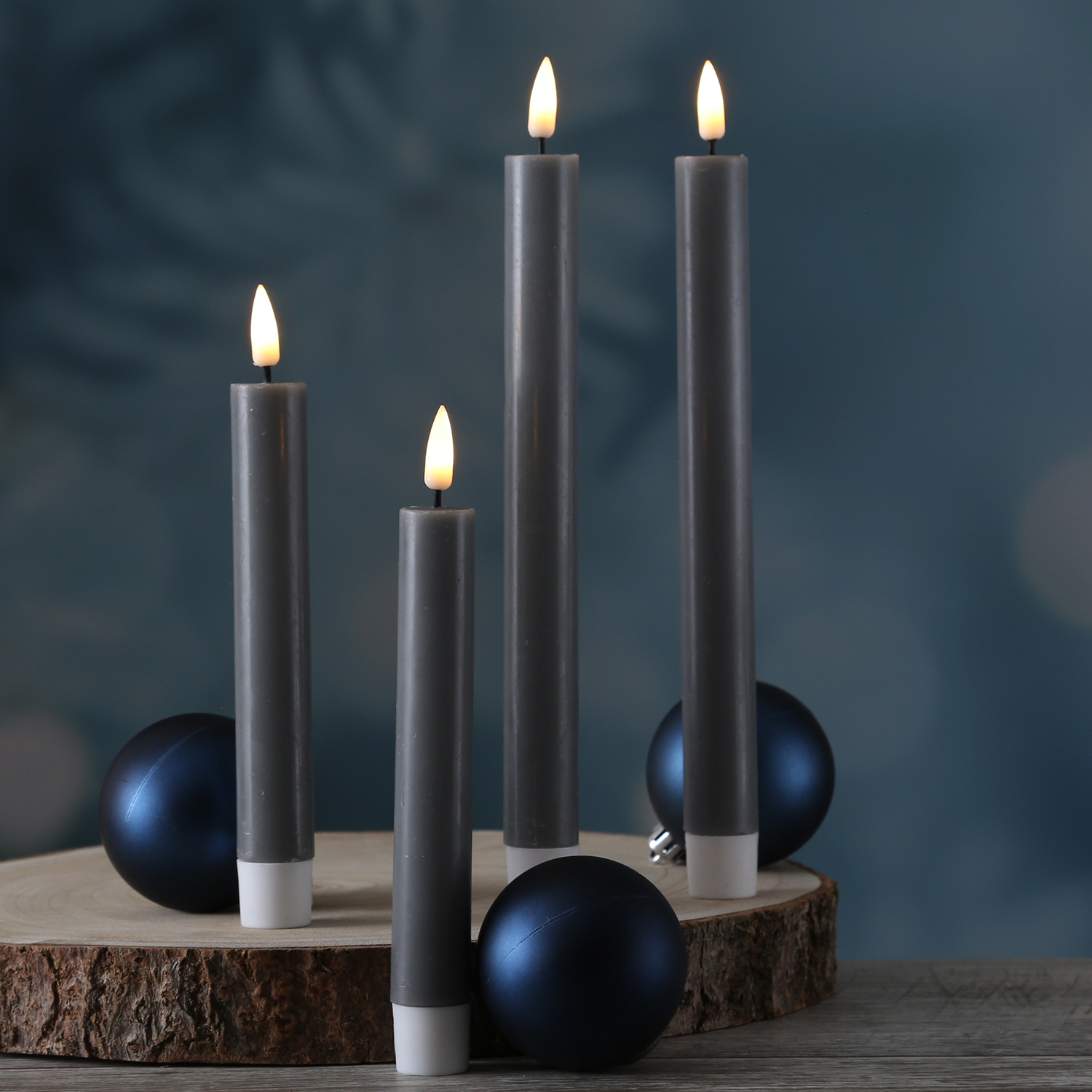 LED Stabkerzen MIA - Echtwachs - realistische 3D Flamme - H: 24cm - Batteriebetrieb - grau - 2 Stk. LED Stabkerzen MIA - Echtwachs - realistische 3D Flamme - H: 24cm - Batteriebetrieb - grau - 2 Stk.