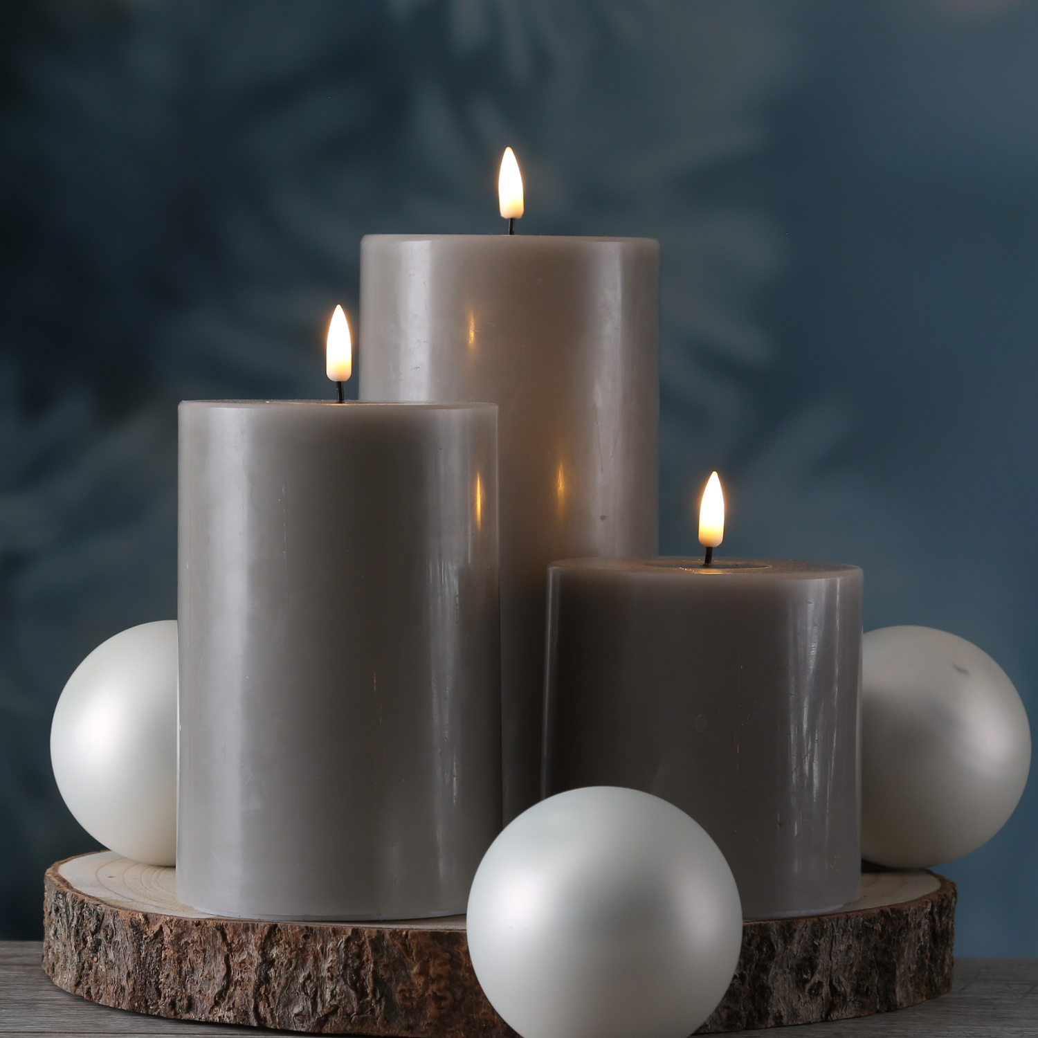 LED Stumpenkerze MIA - Echtwachs - realistische 3D Flamme - H: 20cm - D: 10cm - sand/taupe LED Stumpenkerze MIA - Echtwachs - realistische 3D Flamme - H: 20cm - D: 10cm - sand/taupe