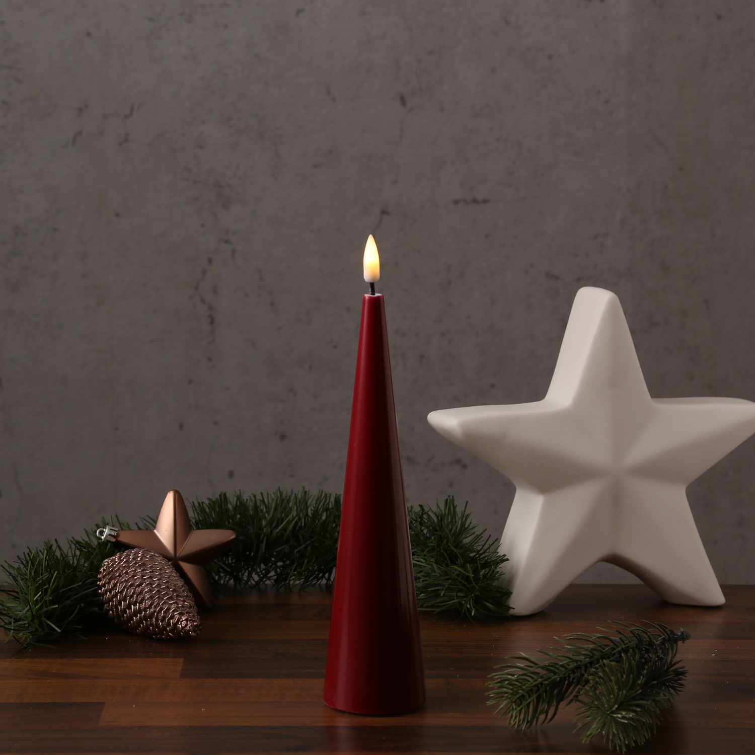 LED Kegelkerze LEA - Echtwachs - realistische 3D Flamme - H: 20cm - Batteriebetrieb - bordeauxrot LED Kegelkerze LEA - Echtwachs - realistische 3D Flamme - H: 20cm - Batteriebetrieb - bordeauxrot