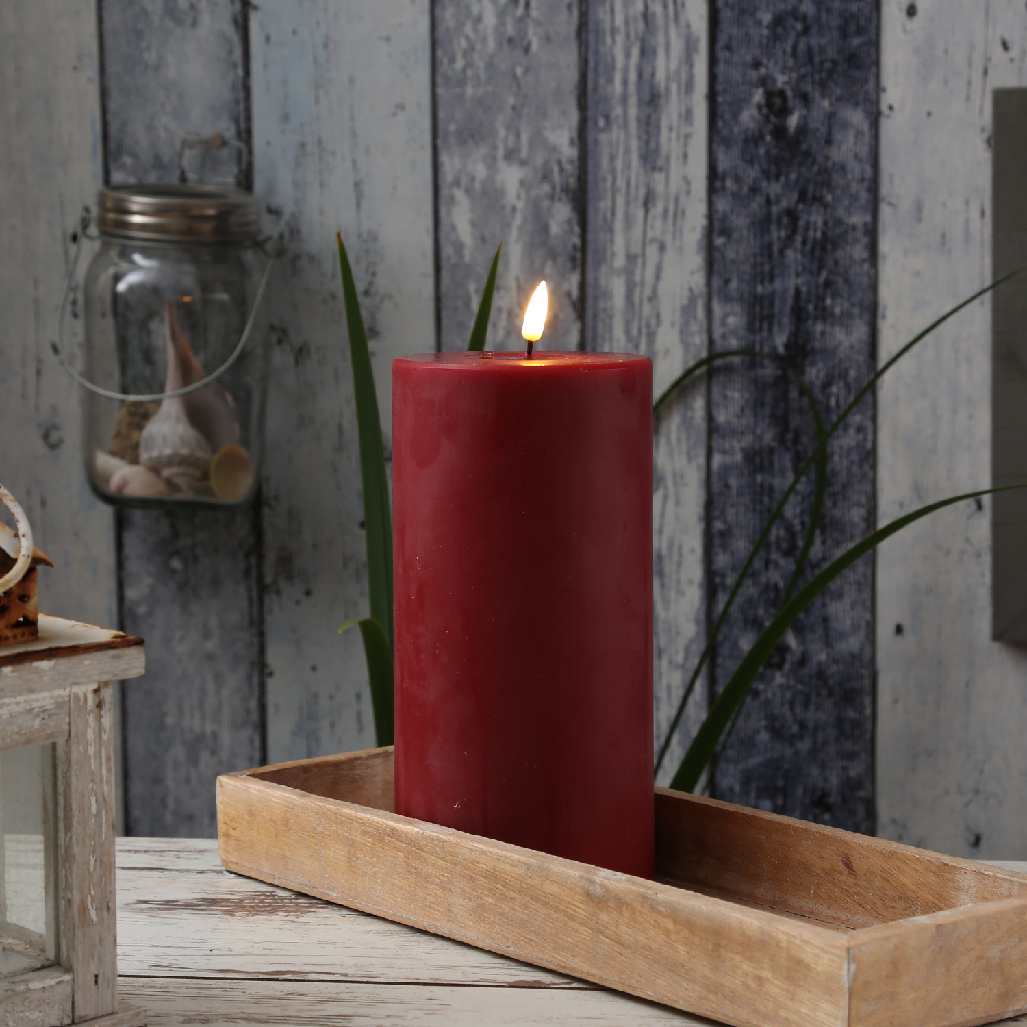 LED Stumpenkerze MIA - Echtwachs - realistische 3D Flamme - H: 20cm - D: 10cm - bordeauxrot LED Stumpenkerze MIA - Echtwachs - realistische 3D Flamme - H: 20cm - D: 10cm - bordeauxrot