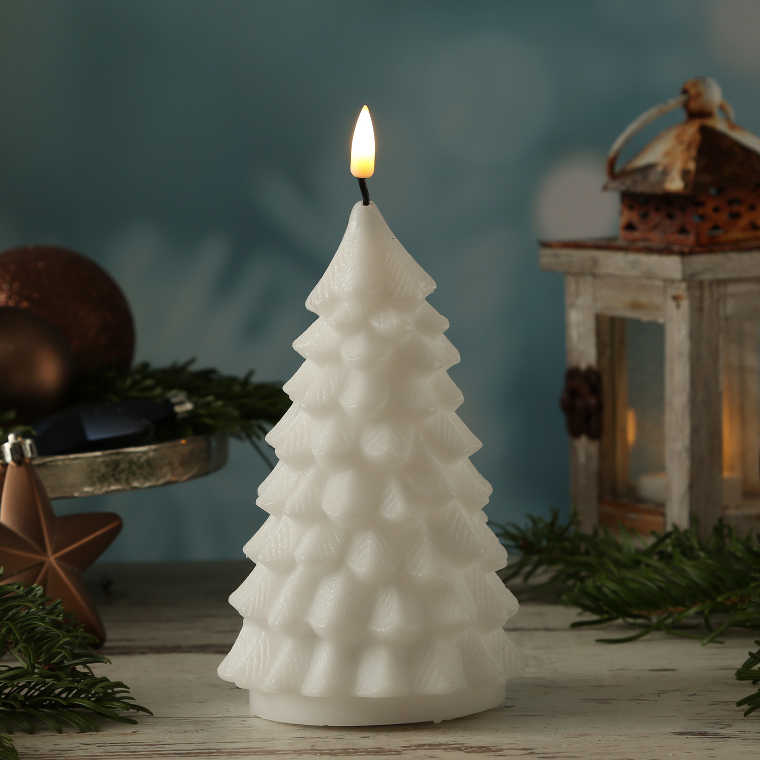 LED Kerze Tannenbaum - Echtwachs - flackernde 3D Flamme - H: 16cm - D: 9cm - weiß LED Kerze Tannenbaum - Echtwachs - flackernde 3D Flamme - H: 16cm - D: 9cm - weiß