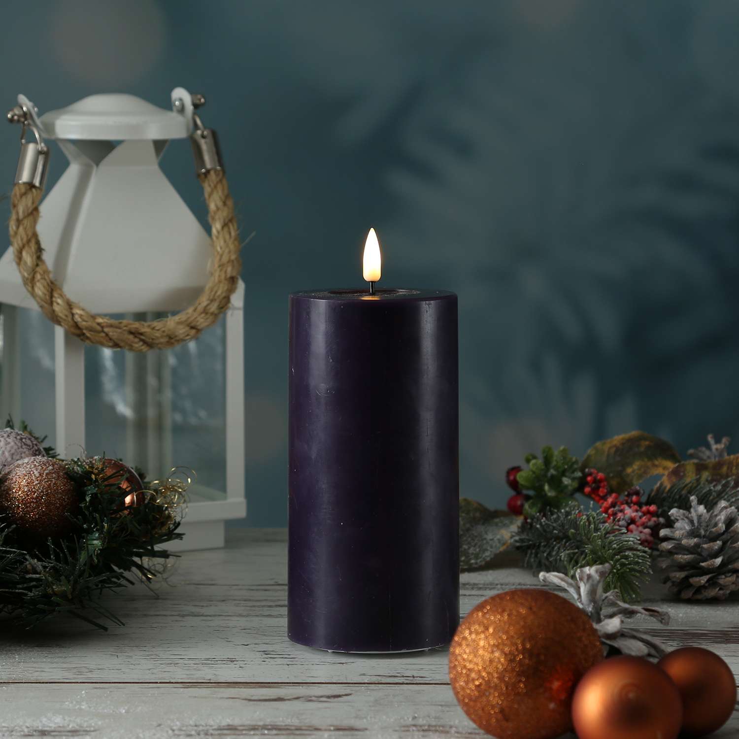 LED Stumpenkerze MIA - Echtwachs - realistische 3D Flamme - H: 15cm - D: 7,5cm - dunkellila LED Stumpenkerze MIA - Echtwachs - realistische 3D Flamme - H: 15cm - D: 7,5cm - dunkellila