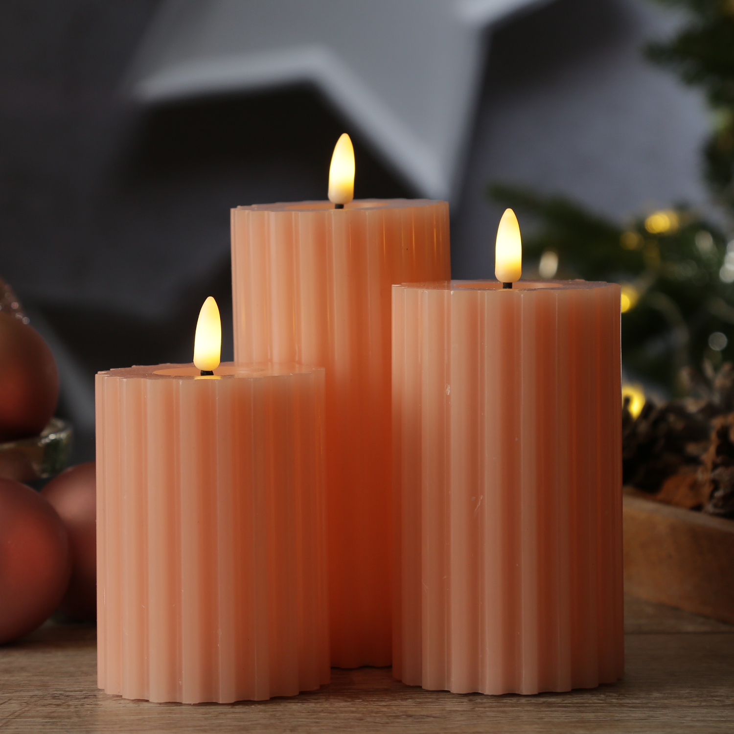 LED Kerze LIV - gerillt - Echtwachs - warmweiße 3D Flamme - H: 14,5cm - D: 7,5cm - Timer - rosa LED Kerze LIV - gerillt - Echtwachs - warmweiße 3D Flamme - H: 14,5cm - D: 7,5cm - Timer - rosa