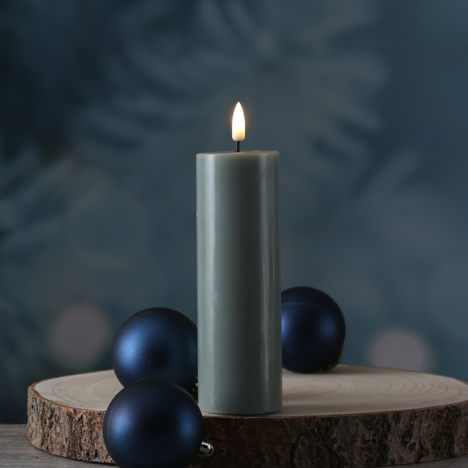 LED Stumpenkerze MIA - Echtwachs - realistische 3D Flamme - H: 15cm - D: 5cm - salbeigrün LED Stumpenkerze MIA - Echtwachs - realistische 3D Flamme - H: 15cm - D: 5cm - salbeigrün