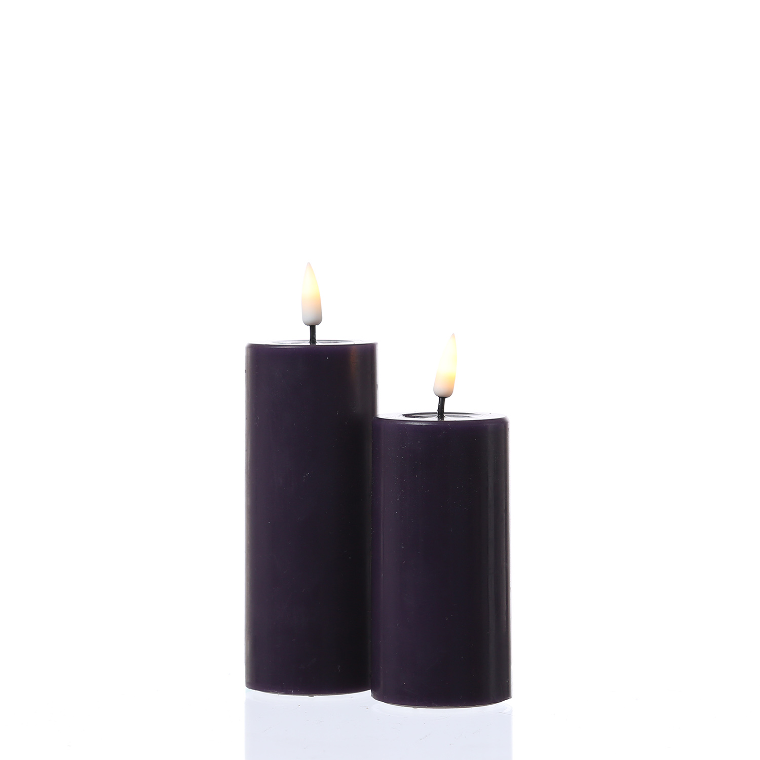 LED Stumpenkerze MIA - Echtwachs - realistische 3D Flamme - H: 10cm - D: 5cm - dunkellila LED Stumpenkerze MIA - Echtwachs - realistische 3D Flamme - H: 10cm - D: 5cm - dunkellila