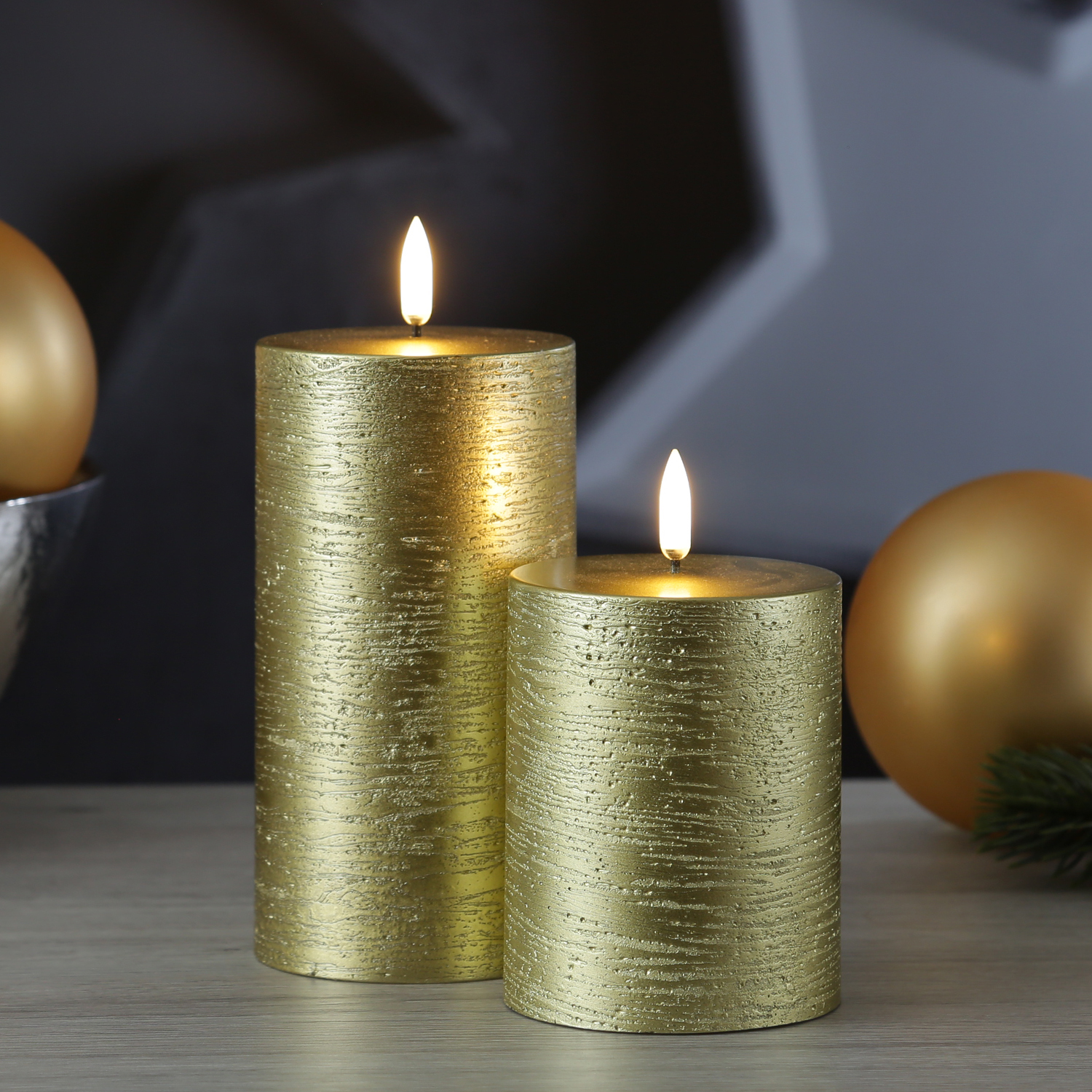 LED Kerze PIA - Rustik-Optik - Echtwachs - H: 15cm - D: 7,8cm - Timer - bis zu 1000 Std. - gold LED Kerze PIA - Rustik-Optik - Echtwachs - H: 15cm - D: 7,8cm - Timer - bis zu 1000 Std. - gold