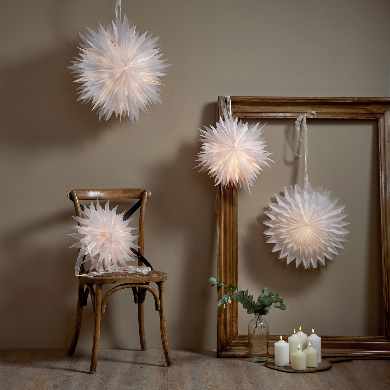 Papierstern EISBLUME - hängend - D: 50cm - mit Band - weiß Papierstern EISBLUME - hängend - D: 50cm - mit Band - weiß