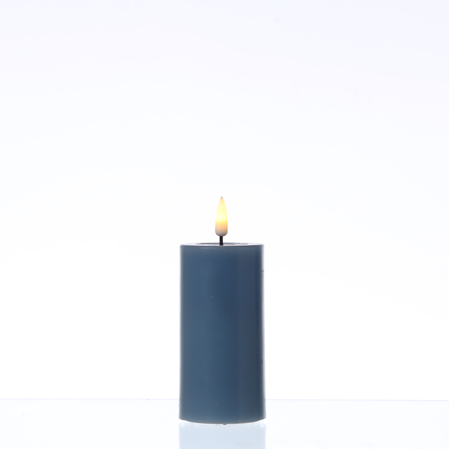 LED Stumpenkerze MIA - Echtwachs - realistische 3D Flamme - H: 10cm - D: 5cm - eisblau LED Stumpenkerze MIA - Echtwachs - realistische 3D Flamme - H: 10cm - D: 5cm - eisblau