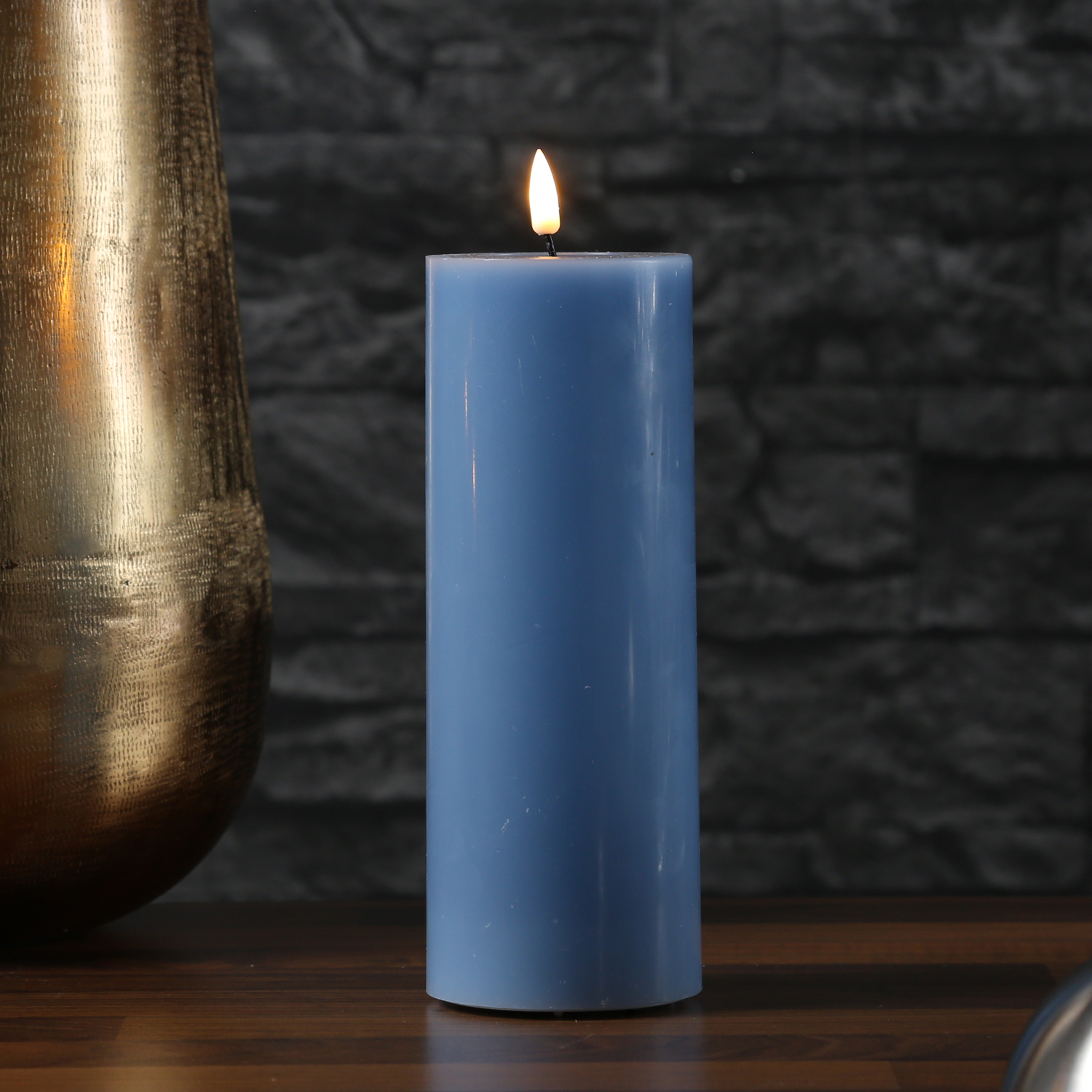 LED Stumpenkerze MIA - Echtwachs - realistische 3D Flamme - H: 20cm - D: 7,5cm - eisblau LED Stumpenkerze MIA - Echtwachs - realistische 3D Flamme - H: 20cm - D: 7,5cm - eisblau