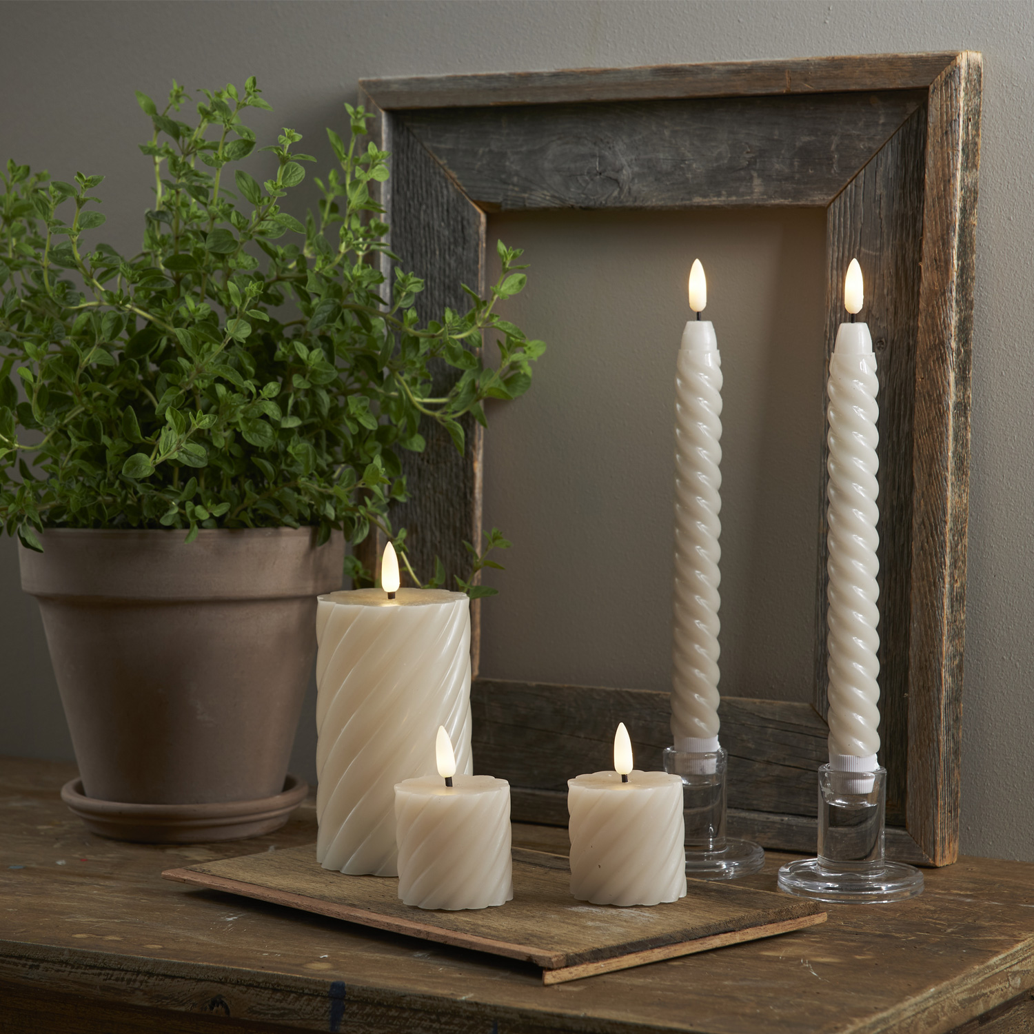 LED Stabkerzen SWIRL - Echtwachs - flackernde warmweiße LED - H: 25cm - Timer - beige - 2er Set LED Stabkerzen SWIRL - Echtwachs - flackernde warmweiße LED - H: 25cm - Timer - beige - 2er Set