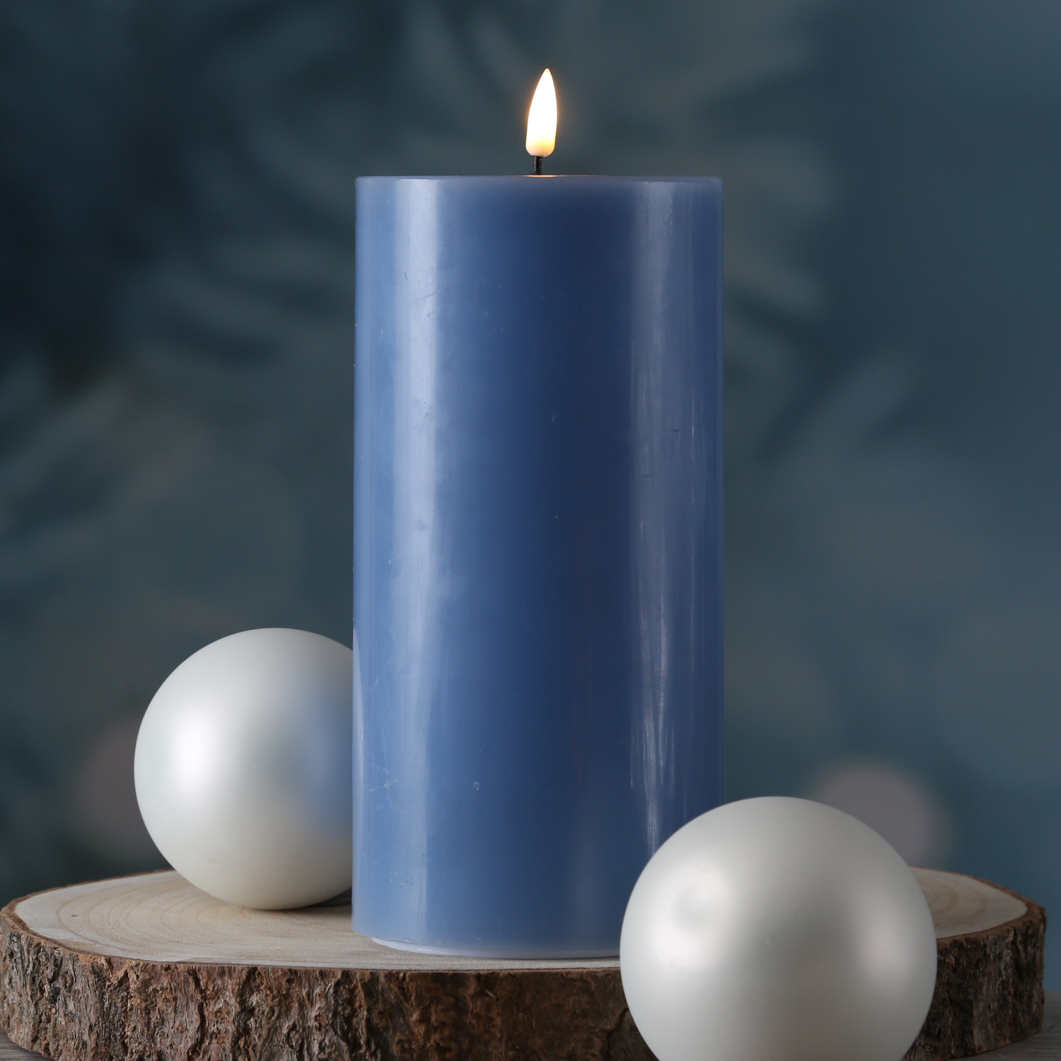 LED Stumpenkerze MIA - Echtwachs - realistische 3D Flamme - H: 20cm - D: 10cm - eisblau LED Stumpenkerze MIA - Echtwachs - realistische 3D Flamme - H: 20cm - D: 10cm - eisblau