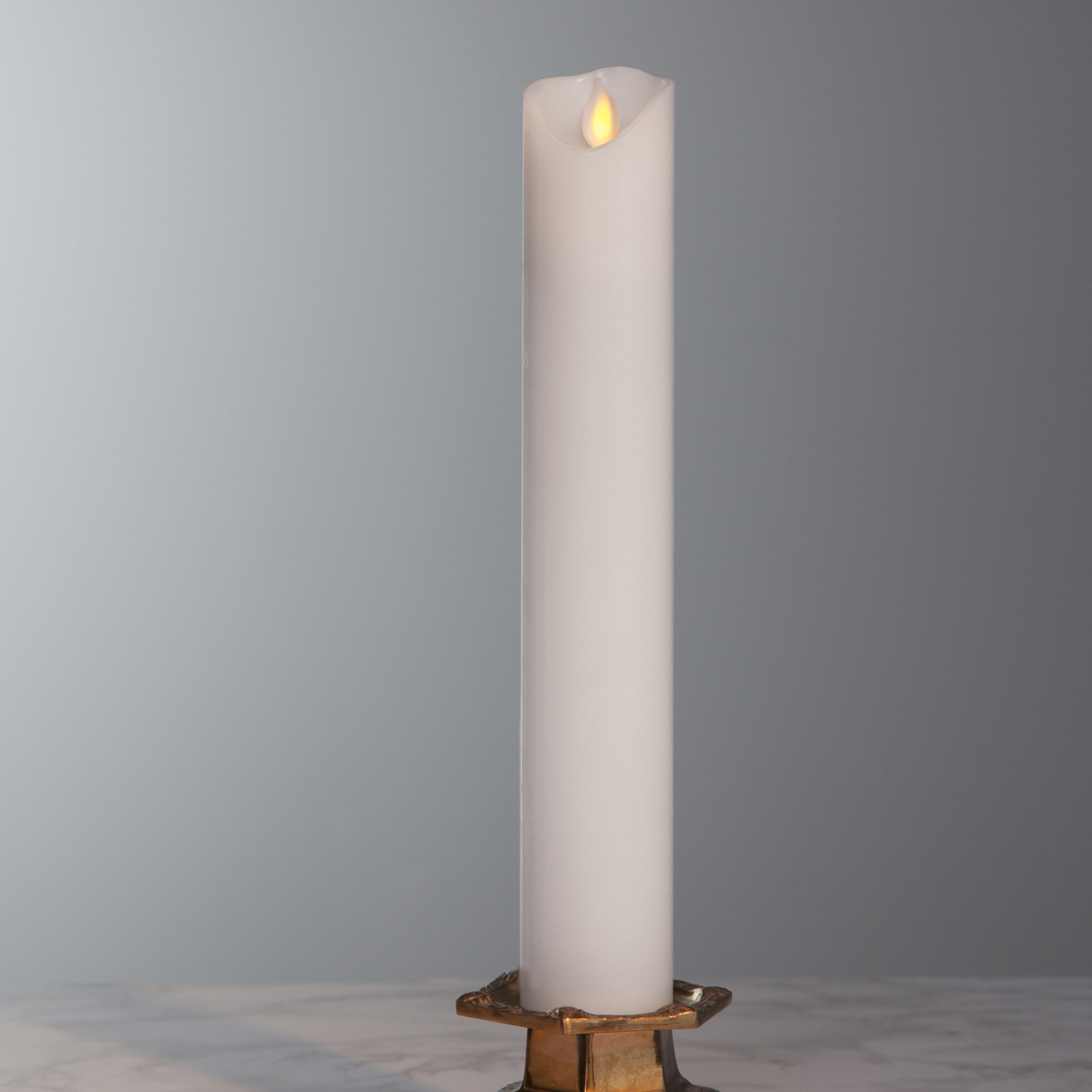 LED Stumpenkerze - Taufkerze - Echtwachs - mechanische Flamme - H: 30cm, D: 5cm - Timer - weiß LED Stumpenkerze - Taufkerze - Echtwachs - mechanische Flamme - H: 30cm, D: 5cm - Timer - weiß