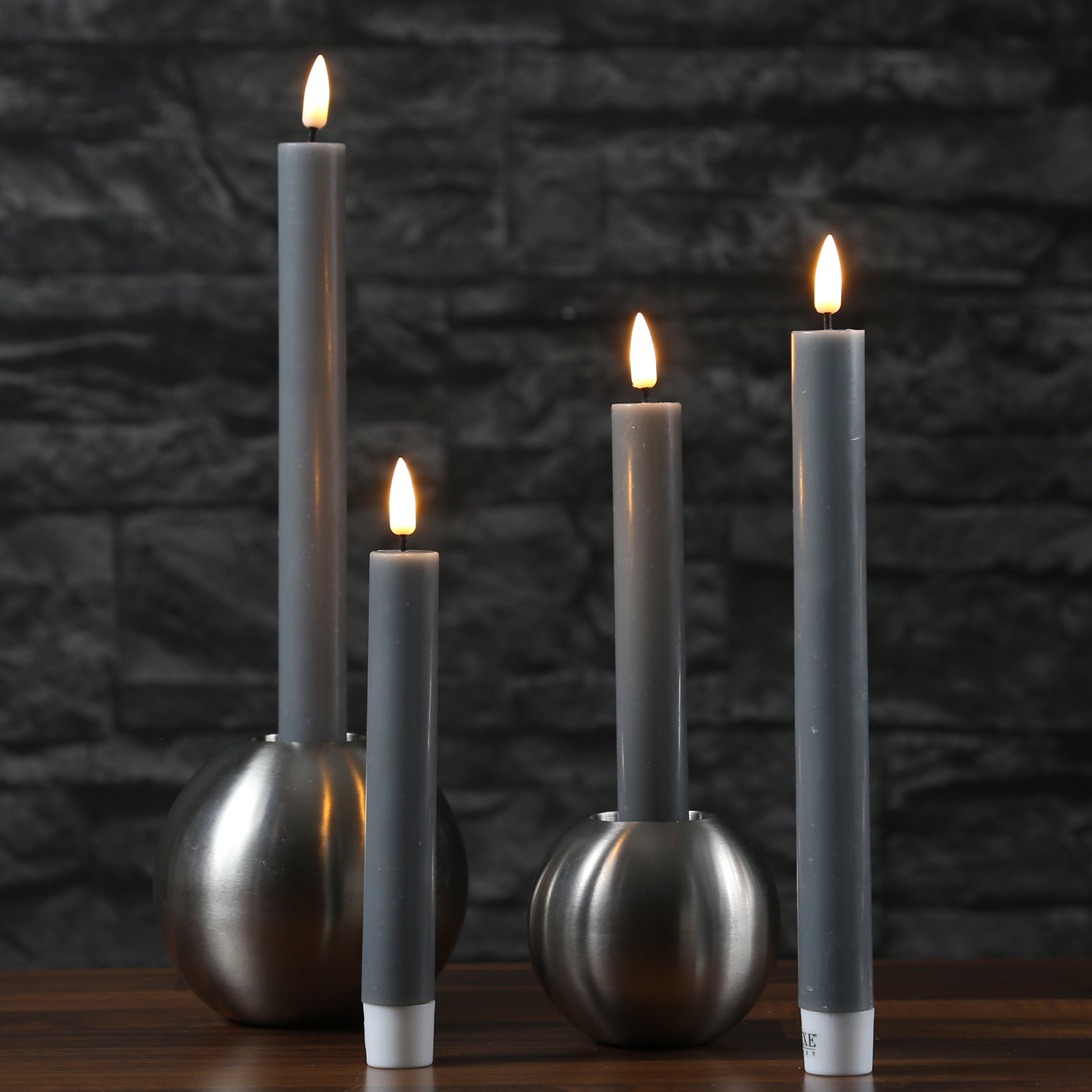 LED Stabkerzen MIA - Echtwachs - realistische 3D Flamme - H: 24cm - Batteriebetrieb - grau - 2 Stk. LED Stabkerzen MIA - Echtwachs - realistische 3D Flamme - H: 24cm - Batteriebetrieb - grau - 2 Stk.