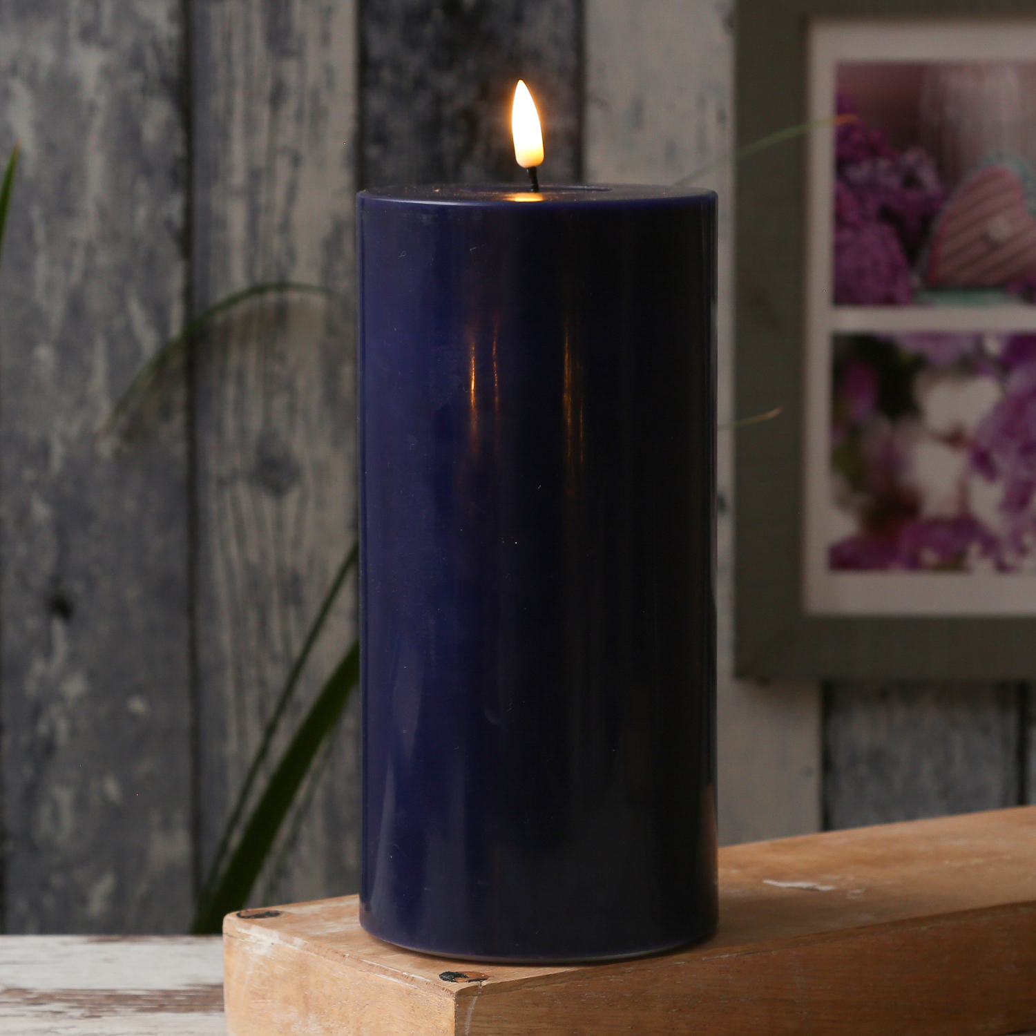 LED Stumpenkerze MIA - Echtwachs - realistische 3D Flamme - H: 20cm - D: 10cm - königsblau LED Stumpenkerze MIA - Echtwachs - realistische 3D Flamme - H: 20cm - D: 10cm - königsblau