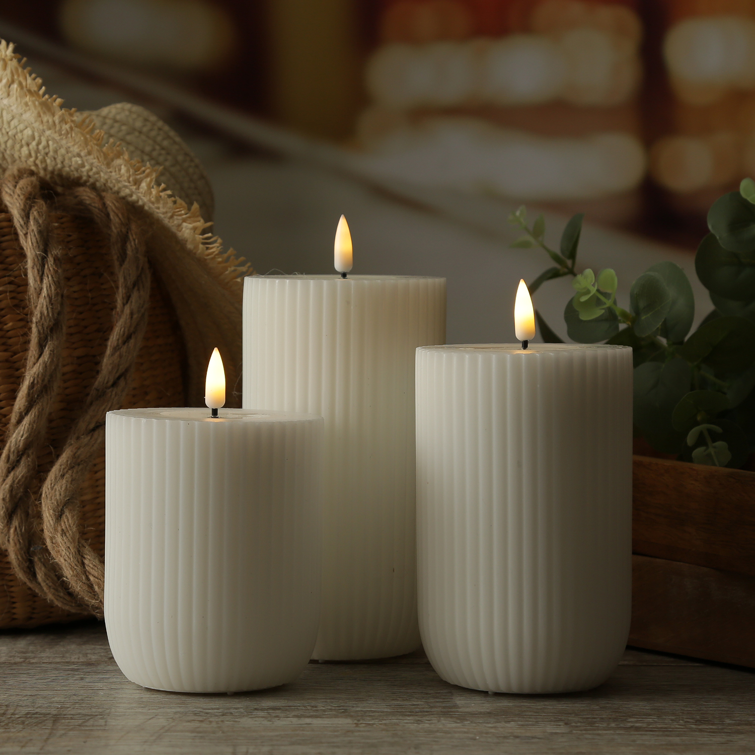 LED Stumpenkerze MIA - gerillt - Echtwachs - 3D Flamme - H: 15cm - D: 8cm - weiß LED Stumpenkerze MIA - gerillt - Echtwachs - 3D Flamme - H: 15cm - D: 8cm - weiß