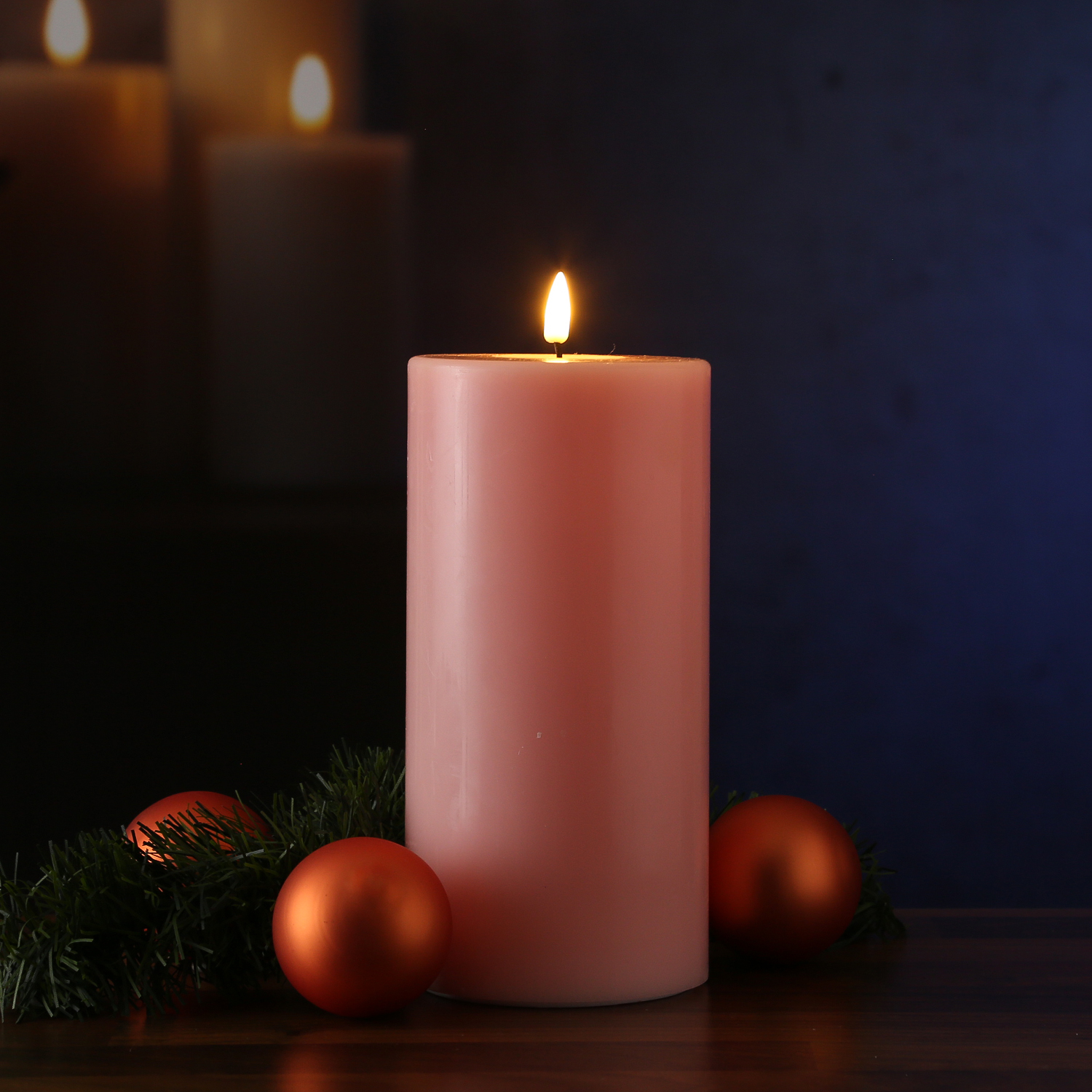 LED Stumpenkerze MIA - Echtwachs - realistische 3D Flamme - H: 20cm - D: 10cm - Batterie - rosa LED Stumpenkerze MIA - Echtwachs - realistische 3D Flamme - H: 20cm - D: 10cm - Batterie - rosa