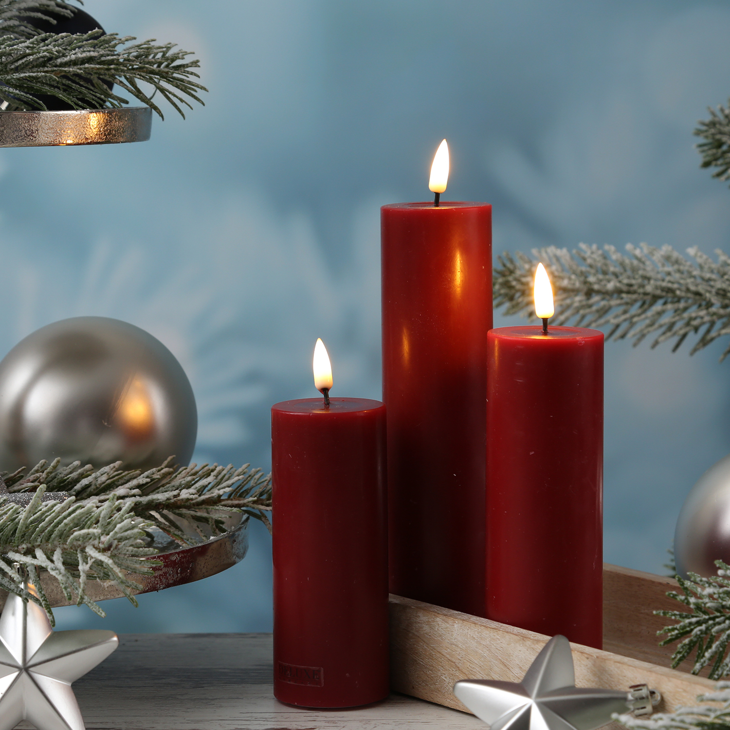 LED Stumpenkerze MIA - Echtwachs - realistische 3D Flamme - H: 20cm - D: 5cm - bordeauxrot LED Stumpenkerze MIA - Echtwachs - realistische 3D Flamme - H: 20cm - D: 5cm - bordeauxrot