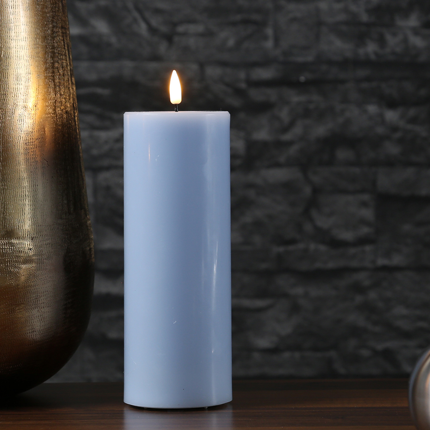 LED Stumpenkerze MIA - Echtwachs - realistische 3D Flamme - H: 20cm - D: 7,5cm - hellblau LED Stumpenkerze MIA - Echtwachs - realistische 3D Flamme - H: 20cm - D: 7,5cm - hellblau