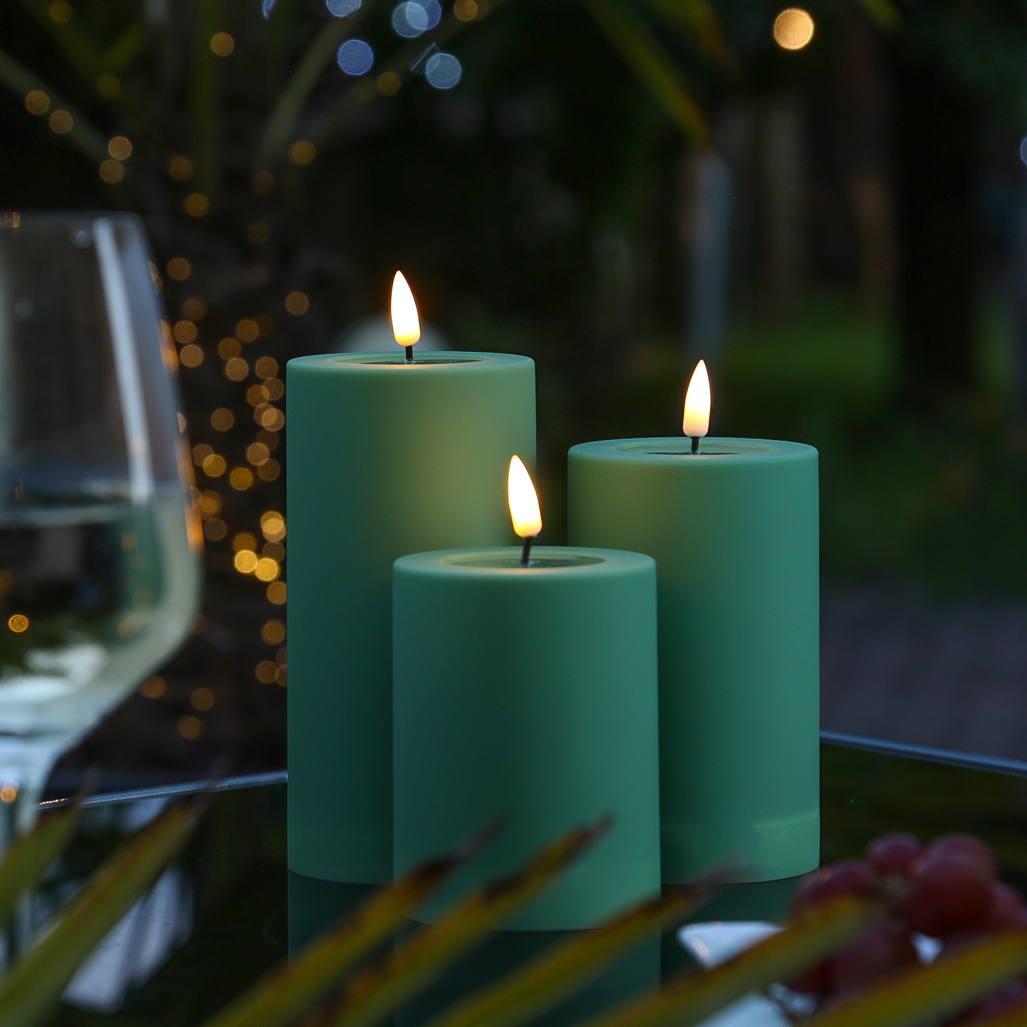 LED Stumpenkerze MIA - Kunststoff - realistische 3D Flamme - H: 15cm - f. Außen - grün LED Stumpenkerze MIA - Kunststoff - realistische 3D Flamme - H: 15cm - f. Außen - grün