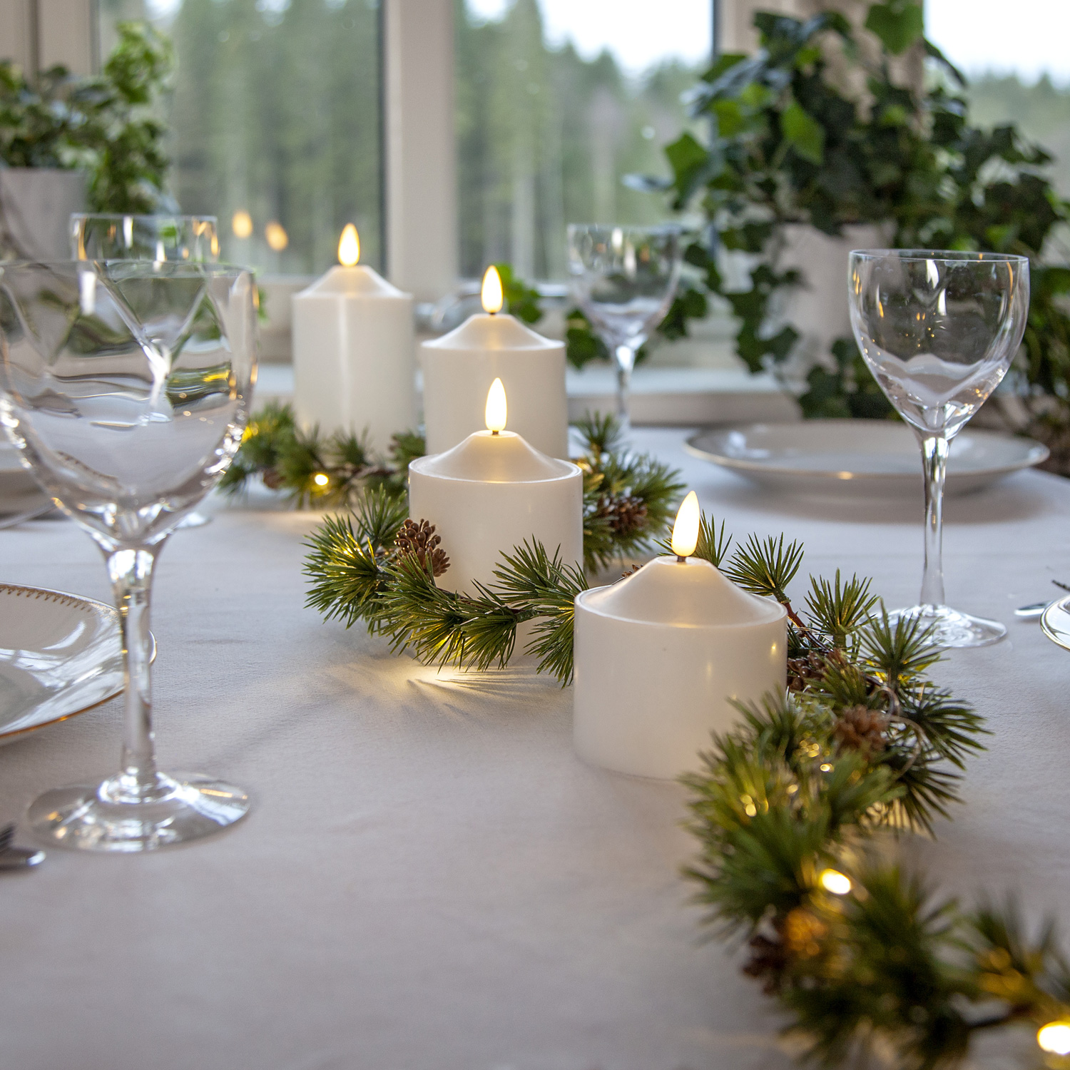 LED Stumpenkerze Flamme - Echtwachs - warmweiße 3D Flamme - H: 9,5cm - Batterie - Timer - weiß LED Stumpenkerze Flamme - Echtwachs - warmweiße 3D Flamme - H: 9,5cm - Batterie - Timer - weiß