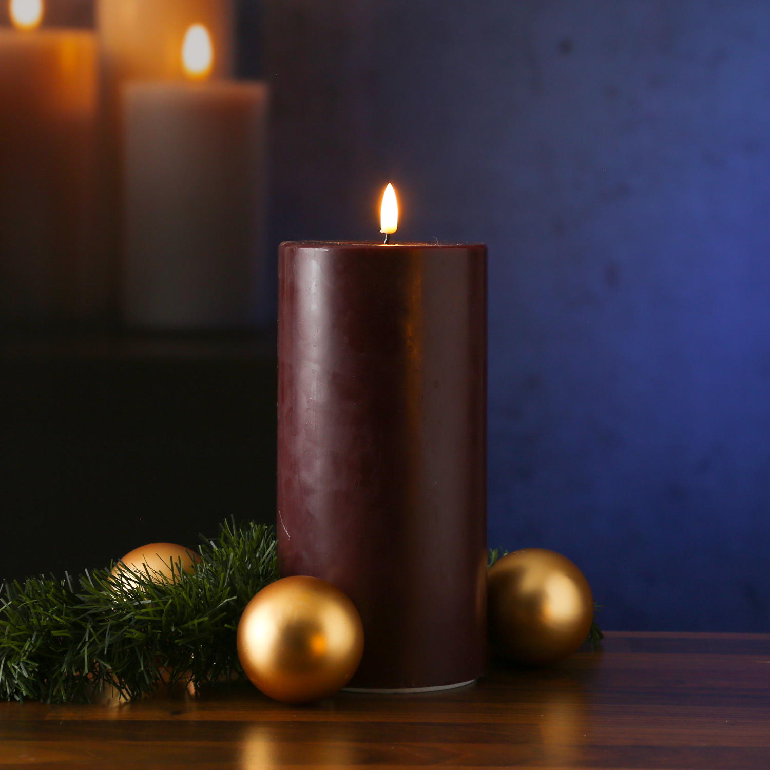 LED Stumpenkerze MIA - Echtwachs - realistische 3D Flamme - H: 20cm - D: 10cm - weinrot LED Stumpenkerze MIA - Echtwachs - realistische 3D Flamme - H: 20cm - D: 10cm - weinrot