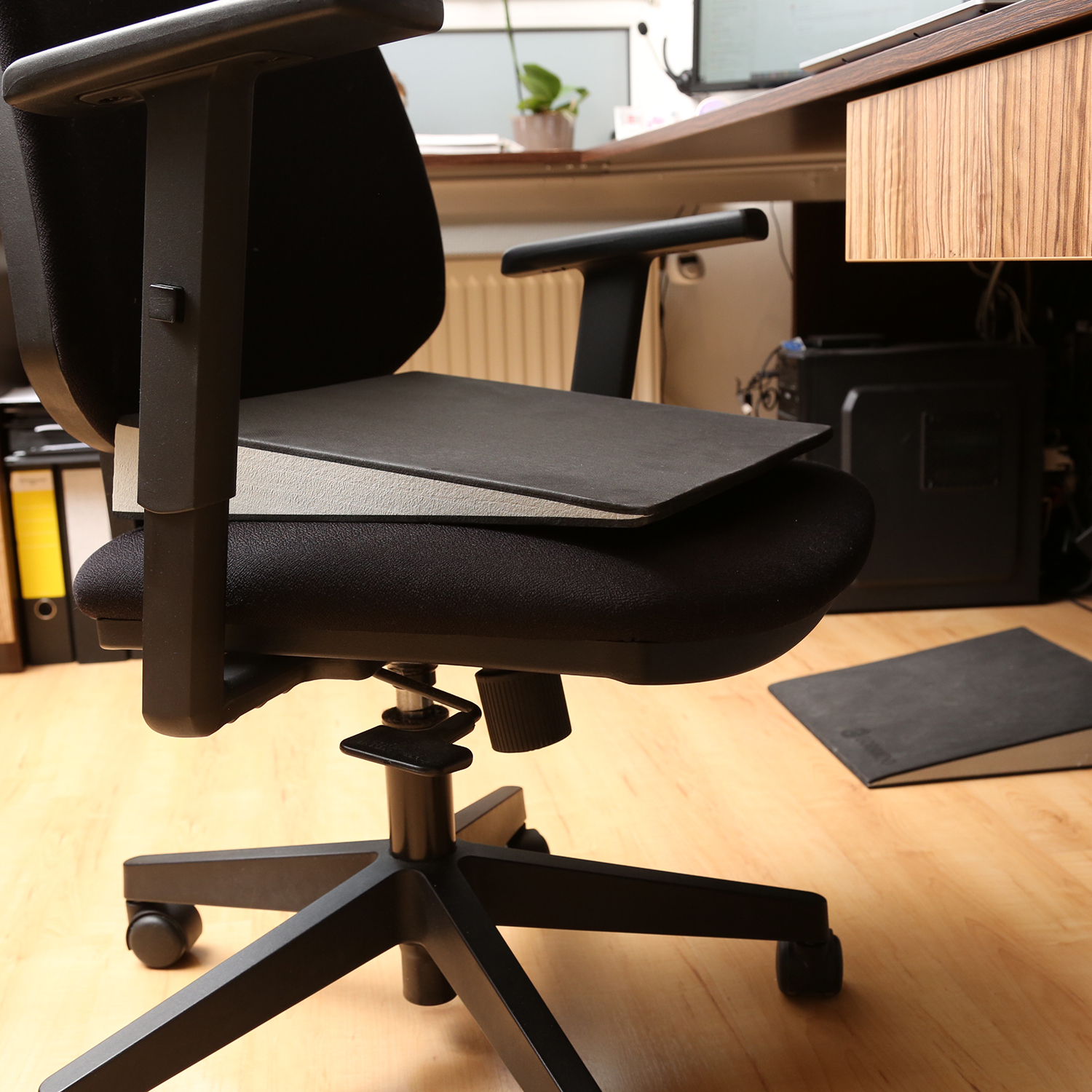 Keilkissen - Sitzkissen in Keilform - orthopädisches Sitzkissen und Fußkeil - Fußstütze