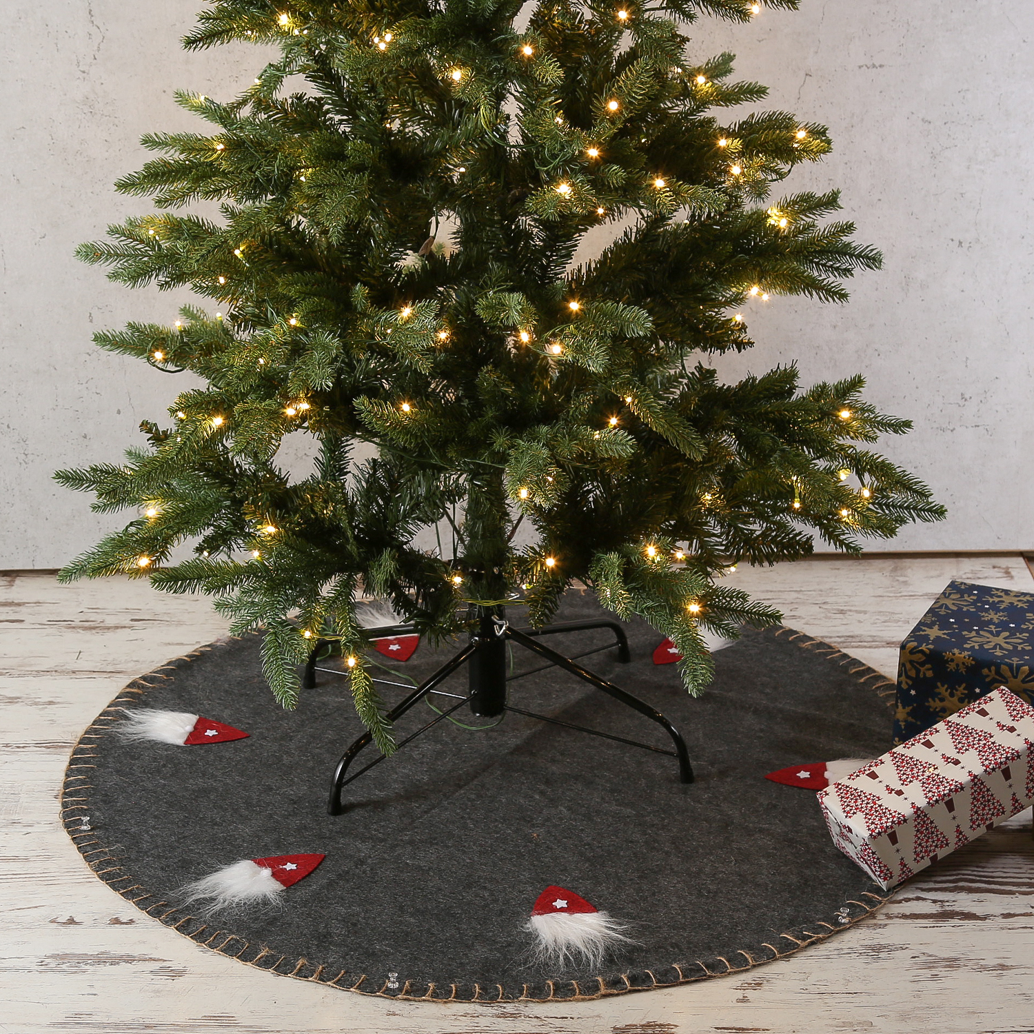 Weihnachtsbaumdecke - Wichtel mit roter Mütze - Filz - D: 98cm - rund - grau Weihnachtsbaumdecke - Wichtel mit roter Mütze - Filz - D: 98cm - rund - grau