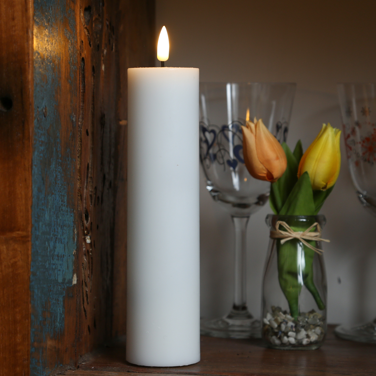 LED Stumpenkerze MIA - Echtwachs - realistische 3D Flamme - D: 5cm - H: 20cm - Batterie - weiß LED Stumpenkerze MIA - Echtwachs - realistische 3D Flamme - D: 5cm - H: 20cm - Batterie - weiß