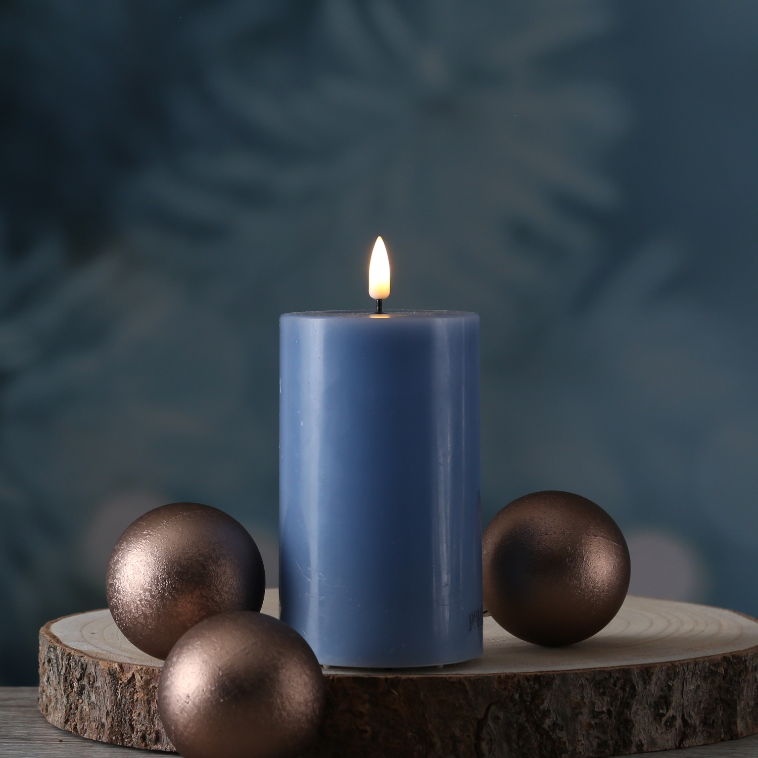 LED Stumpenkerze MIA - Echtwachs - realistische 3D Flamme - H: 12,5cm - D: 7,5cm - eisblau LED Stumpenkerze MIA - Echtwachs - realistische 3D Flamme - H: 12,5cm - D: 7,5cm - eisblau