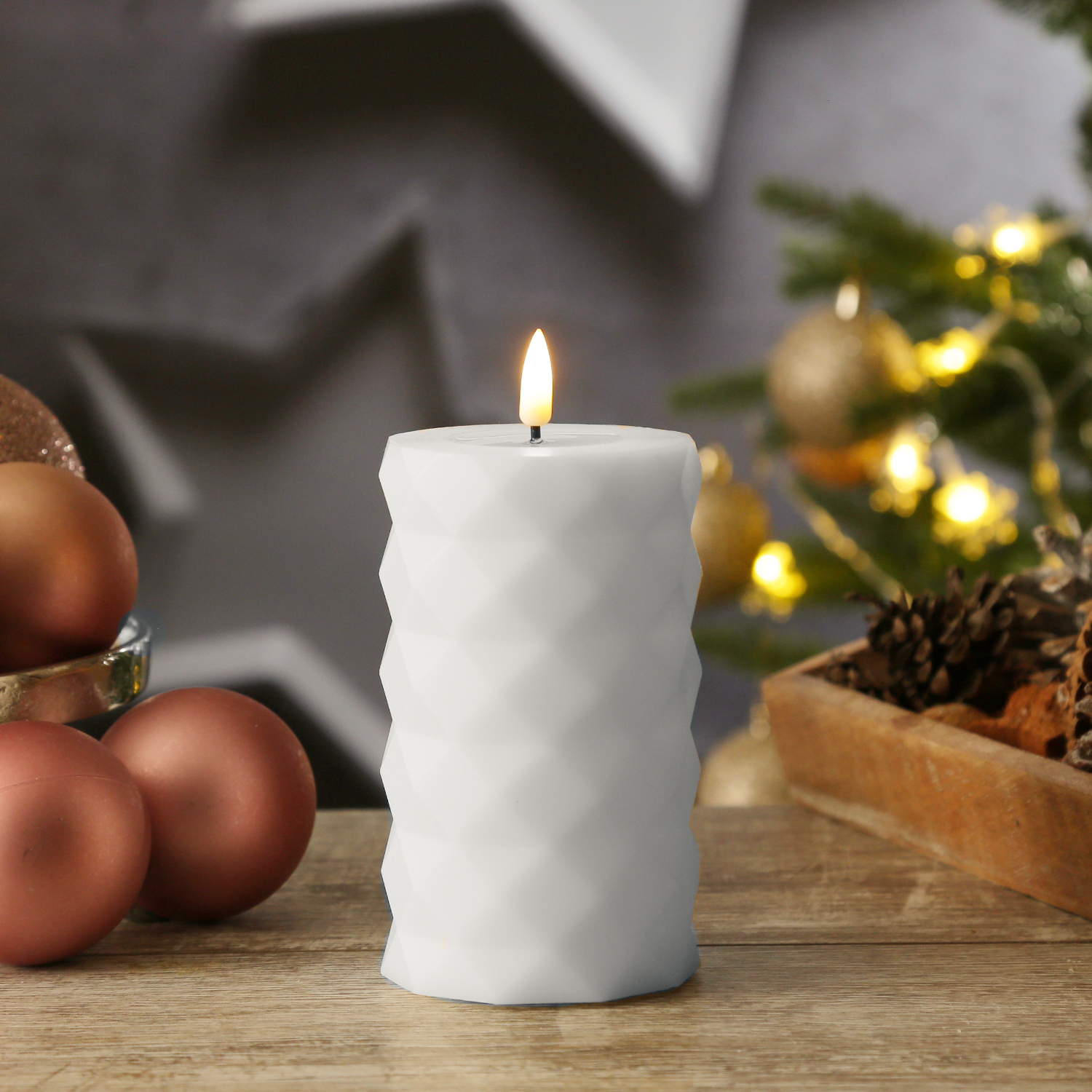 LED Stumpenkerze MIA - Rautenmuster - Echtwachs - 3D Flamme - H: 12,5cm - D: 7,5cm - weiß LED Stumpenkerze MIA - Rautenmuster - Echtwachs - 3D Flamme - H: 12,5cm - D: 7,5cm - weiß