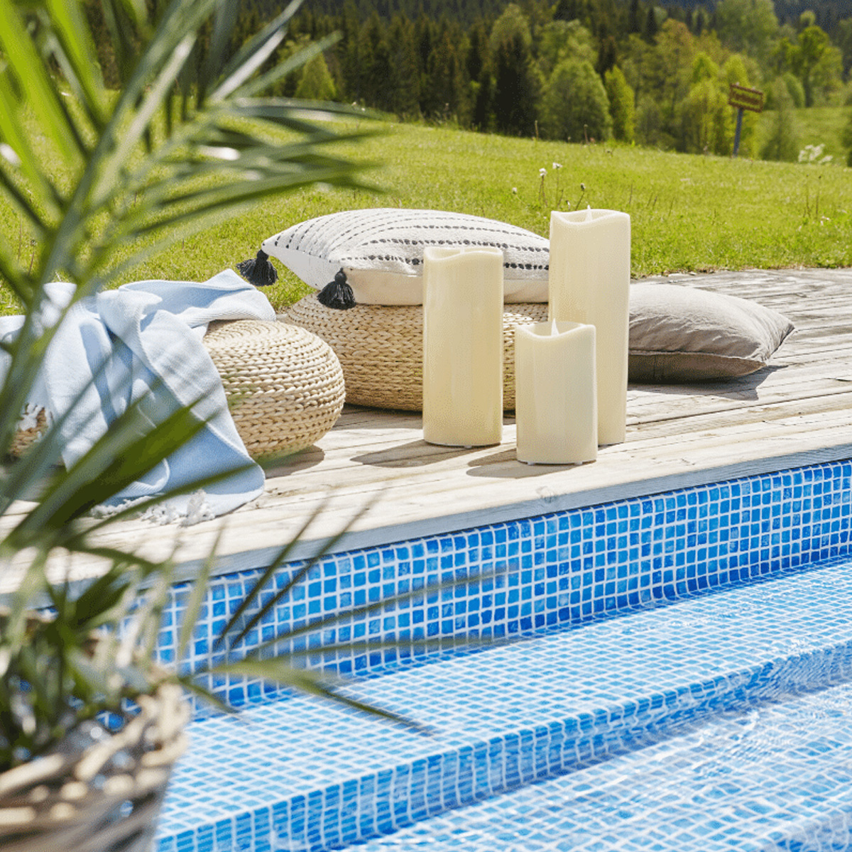 LED Stumpenkerze "Grande" - Kunststoff - flackernde warmweiße LED - H: 31cm - outdoor - beige LED Stumpenkerze "Grande" - Kunststoff - flackernde warmweiße LED - H: 31cm - outdoor - beige