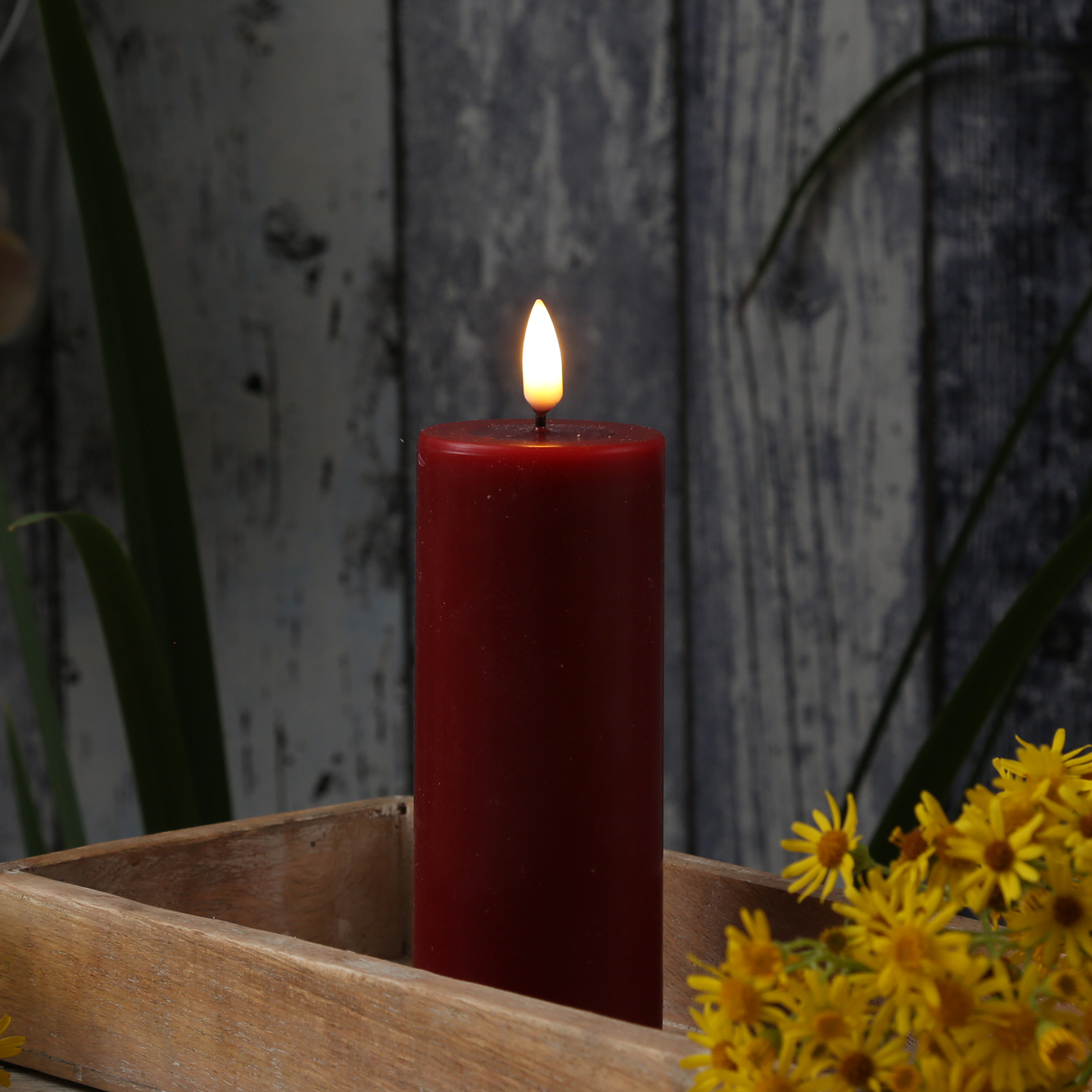 LED Stumpenkerze MIA - Echtwachs - realistische 3D Flamme - H: 12,5cm - D: 5cm - bordeauxrot LED Stumpenkerze MIA - Echtwachs - realistische 3D Flamme - H: 12,5cm - D: 5cm - bordeauxrot