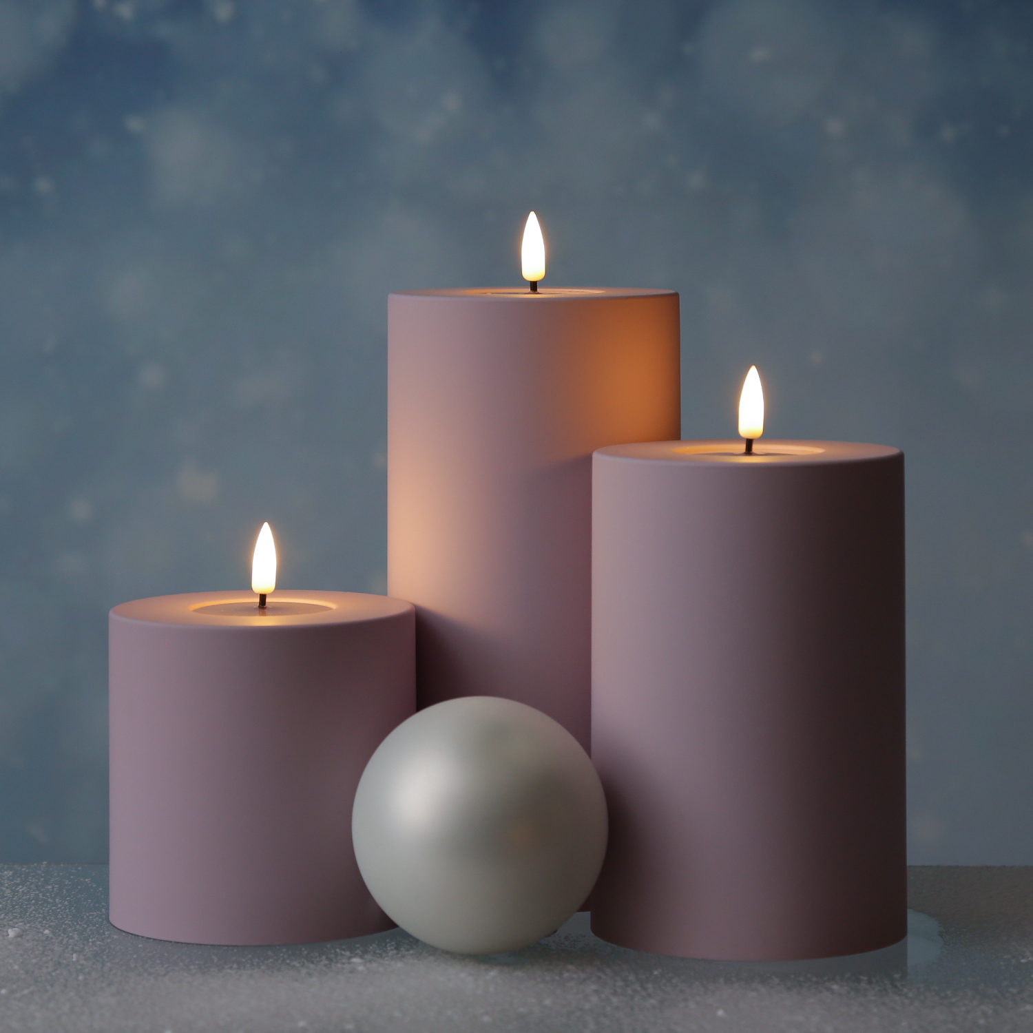 LED Stumpenkerze MIA - Kunststoff - realistische 3D Flamme - H: 10cm - f. Außen - flieder/lila LED Stumpenkerze MIA - Kunststoff - realistische 3D Flamme - H: 10cm - f. Außen - flieder/lila