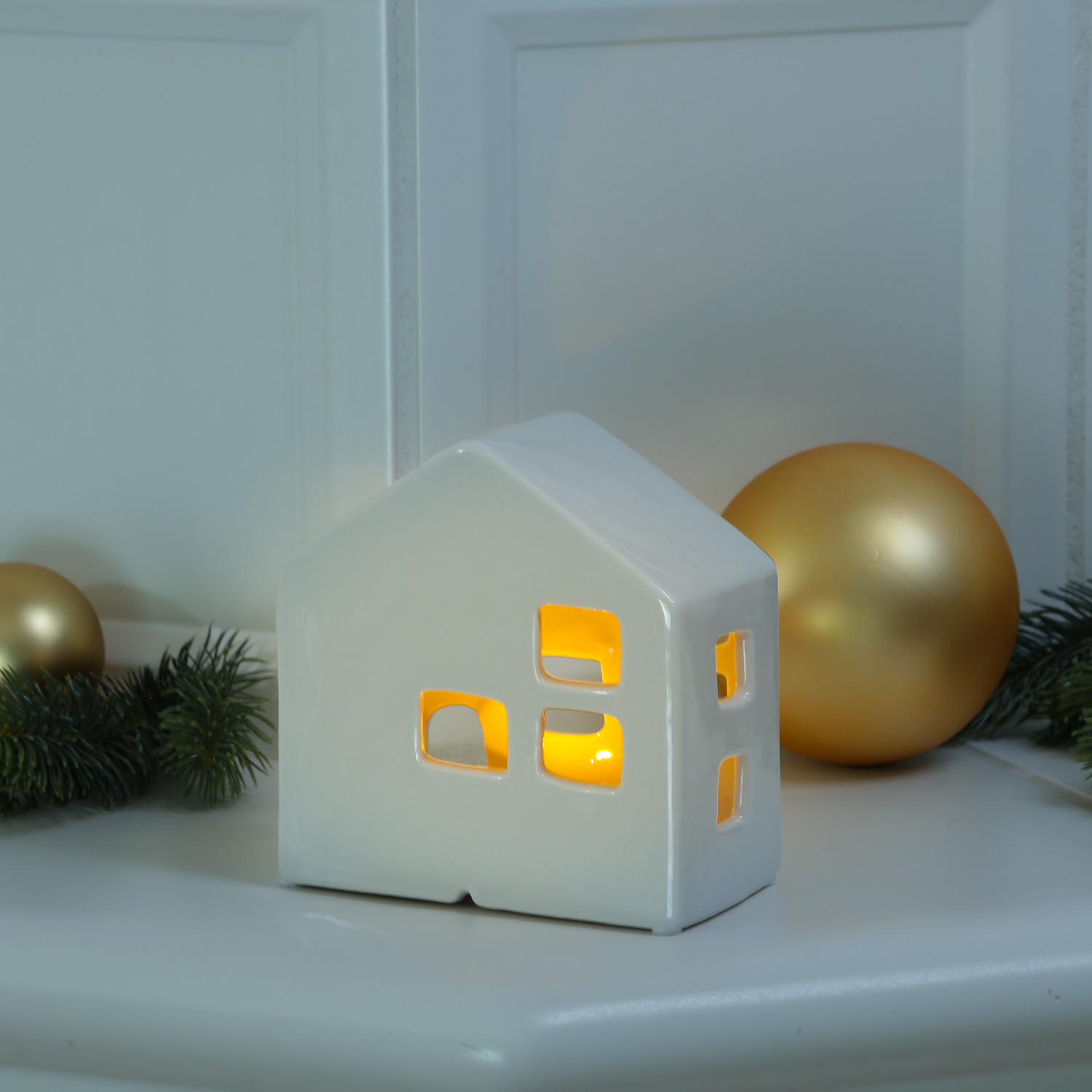 LED Haus - Porzellan Lichthaus - warmweiße LED - H: 13cm - inkl. Batterie - für Innen - weiß LED Haus - Porzellan Lichthaus - warmweiße LED - H: 13cm - inkl. Batterie - für Innen - weiß