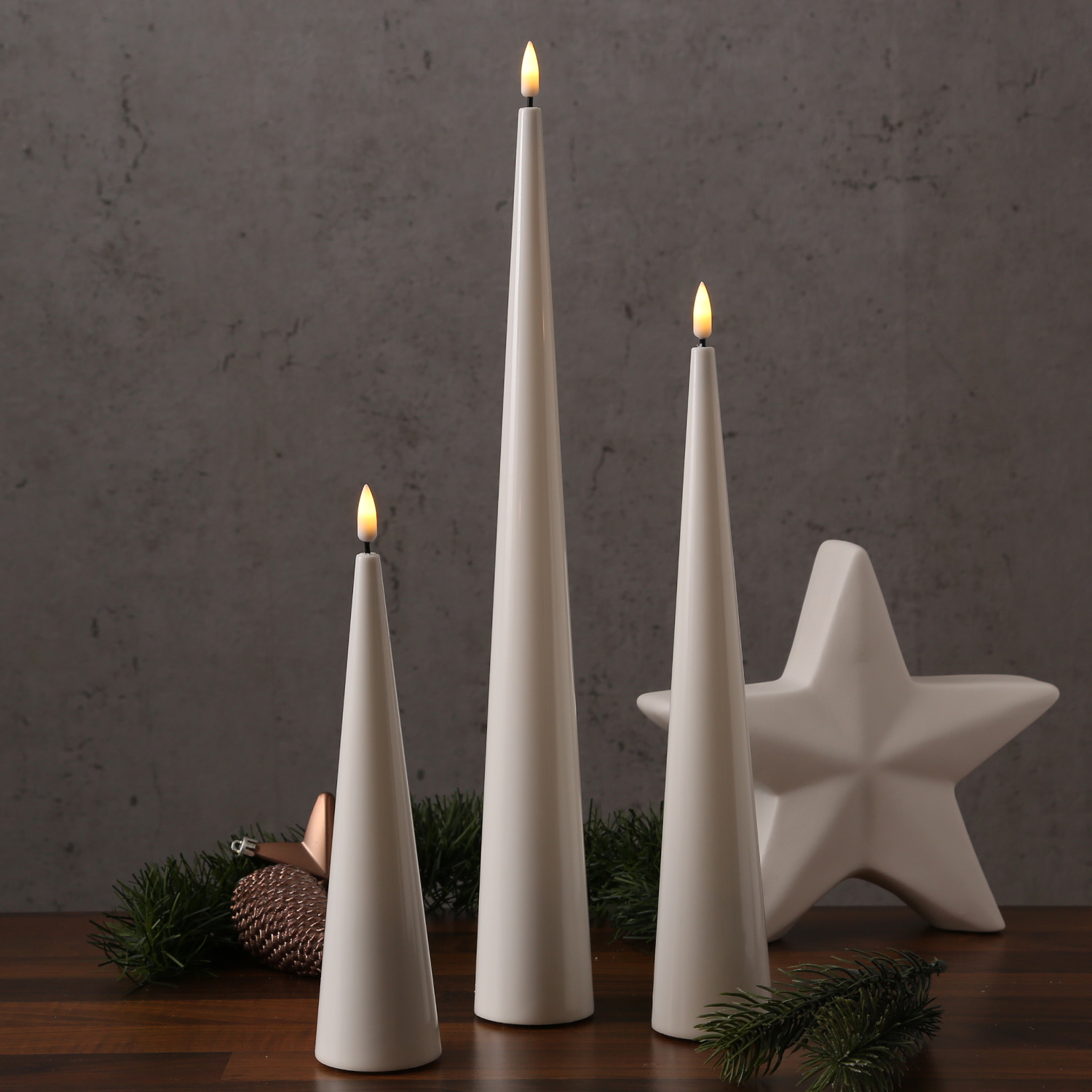 LED Kegelkerze LEA - Echtwachs - realistische 3D Flamme - H: 28cm - Batteriebetrieb - weiß LED Kegelkerze LEA - Echtwachs - realistische 3D Flamme - H: 28cm - Batteriebetrieb - weiß