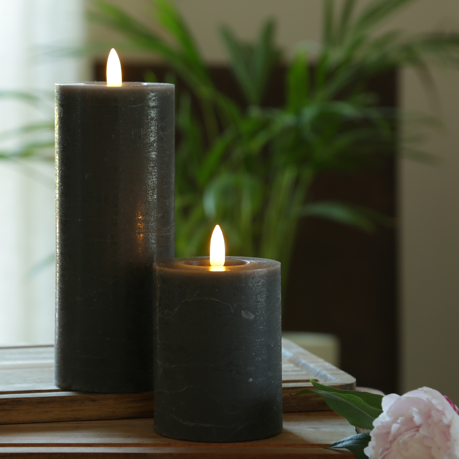 LED Kerze LINA - Rustik-Optik - Echtwachs - 3D Flamme - H: 19cm - D: 7cm - Batterie - Timer - grau LED Kerze LINA - Rustik-Optik - Echtwachs - 3D Flamme - H: 19cm - D: 7cm - Batterie - Timer - grau