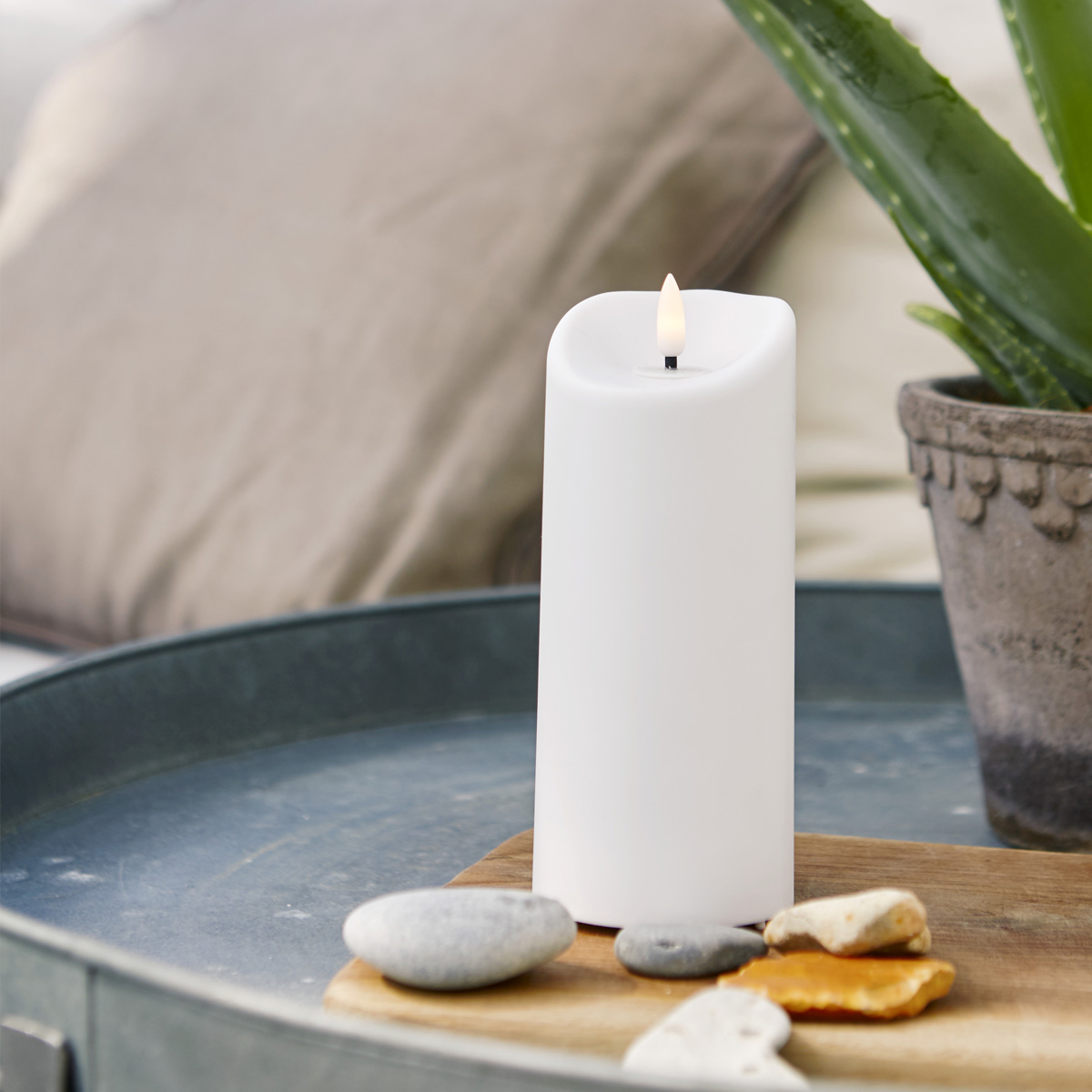 LED Stumpenkerze "Flamme" - Kunststoff - warmweiße 3D Flamme - H: 18cm - Timer - outdoor - weiß LED Stumpenkerze "Flamme" - Kunststoff - warmweiße 3D Flamme - H: 18cm - Timer - outdoor - weiß