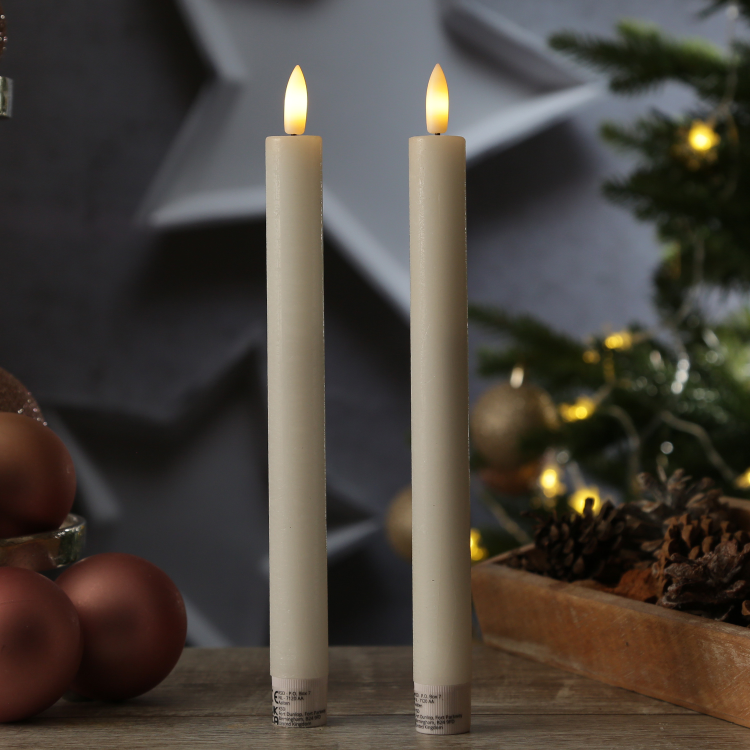 LED Stabkerzen LINA - Rustik-Optik - Echtwachs - 3D Flamme - H: 24cm - Timer - weiß - 2er Set LED Stabkerzen LINA - Rustik-Optik - Echtwachs - 3D Flamme - H: 24cm - Timer - weiß - 2er Set