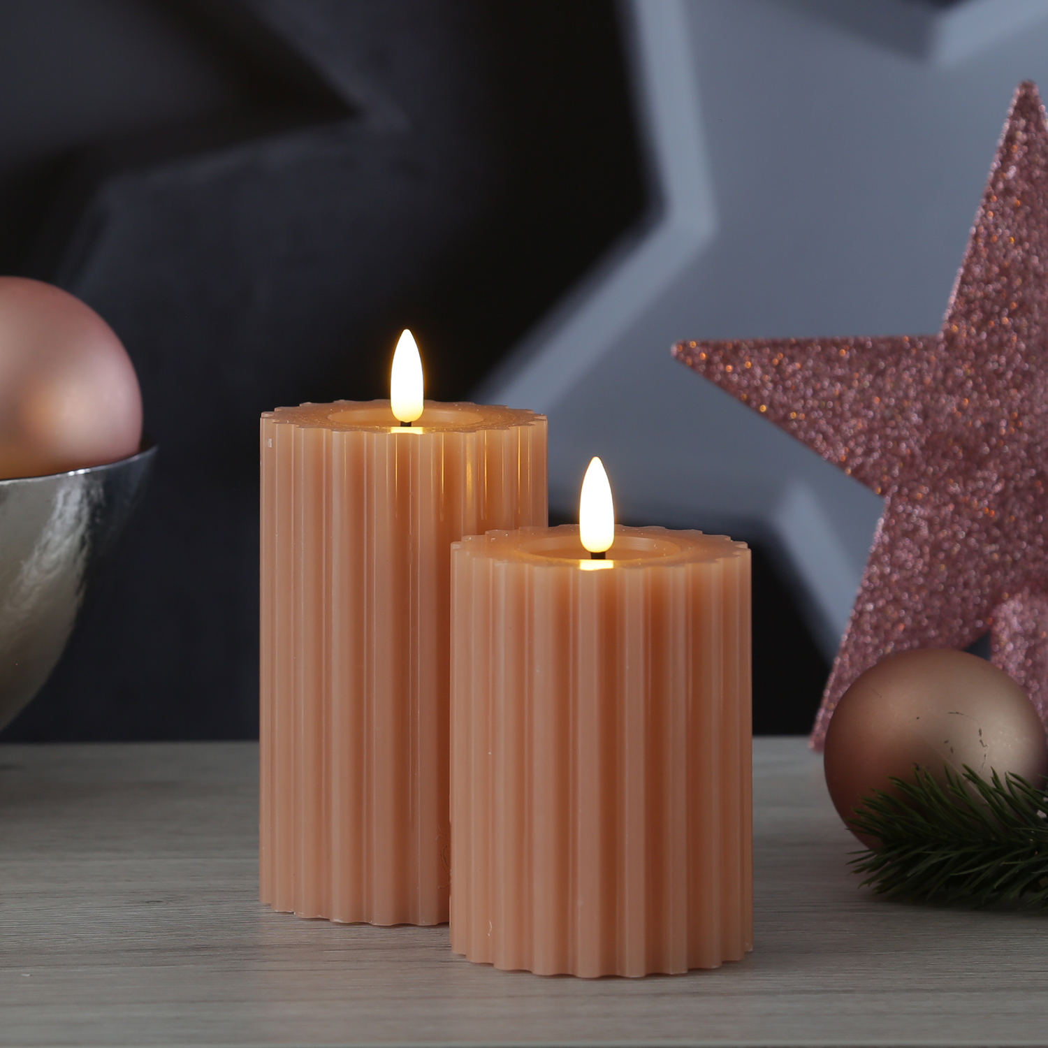 LED Kerze LIV - gerillt - Echtwachs - warmweiße 3D Flamme - H: 14,5cm - D: 7,5cm - Timer - altrosa LED Kerze LIV - gerillt - Echtwachs - warmweiße 3D Flamme - H: 14,5cm - D: 7,5cm - Timer - altrosa