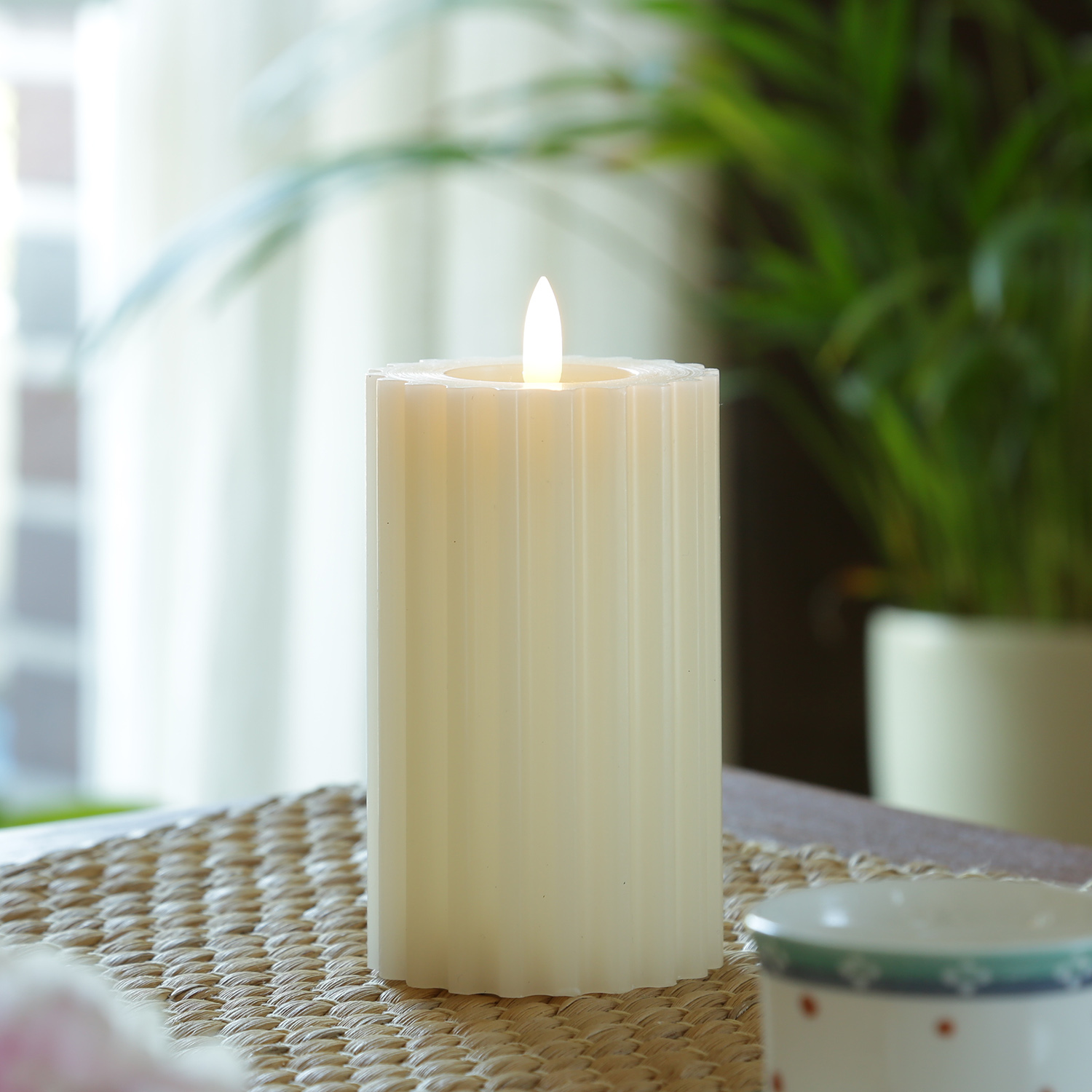 LED Kerze LIV - gerillt - Echtwachs - warmweiße 3D Flamme - H: 14,5cm - D: 7,5cm - Timer - creme LED Kerze LIV - gerillt - Echtwachs - warmweiße 3D Flamme - H: 14,5cm - D: 7,5cm - Timer - creme