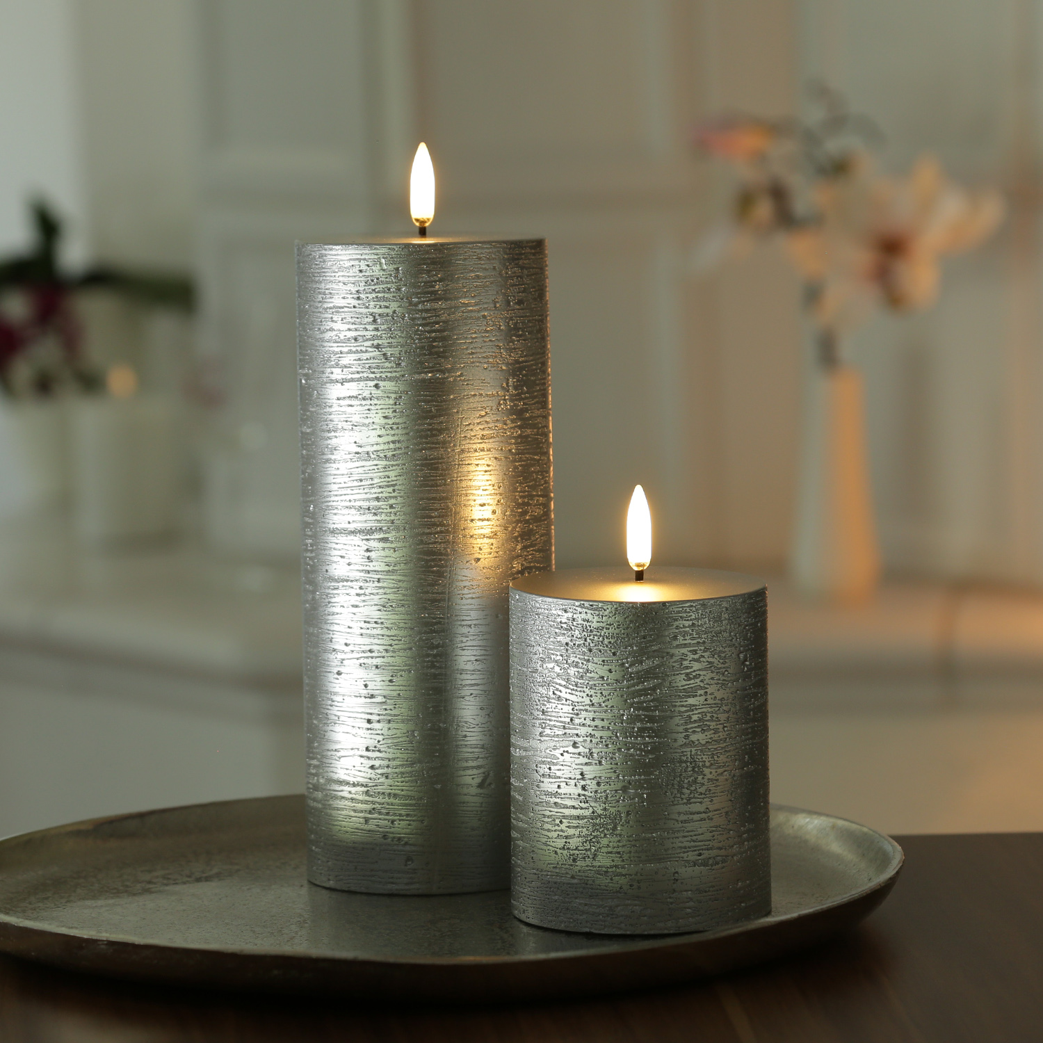 LED Kerze PIA - Rustik-Optik - Echtwachs - H: 20cm - D: 7,8cm - Timer - bis zu 1000 Std. - silber LED Kerze PIA - Rustik-Optik - Echtwachs - H: 20cm - D: 7,8cm - Timer - bis zu 1000 Std. - silber