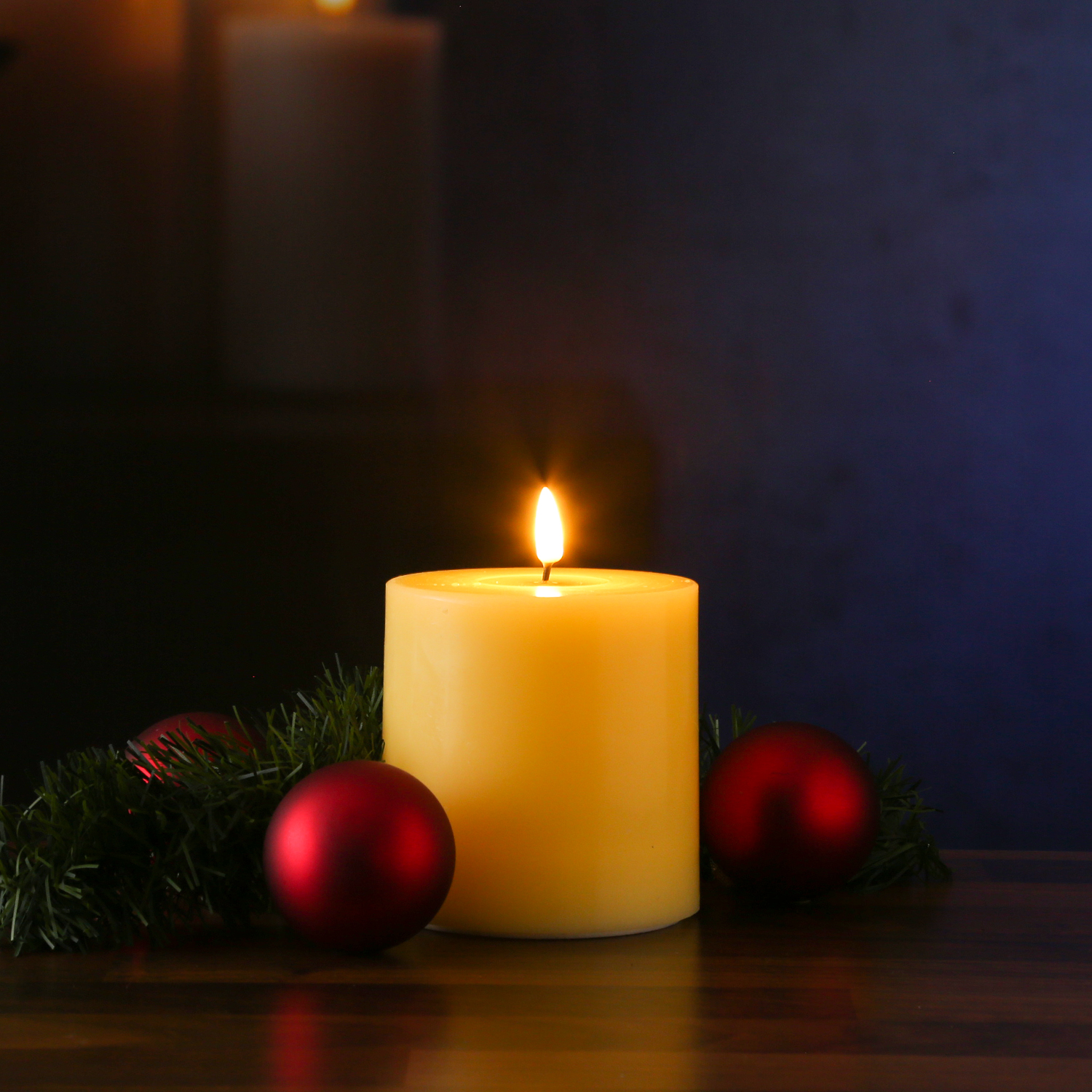 LED Stumpenkerze MIA - Echtwachs - realistische 3D Flamme - H: 10cm D: 10cm - Batteriebetrieb - gelb LED Stumpenkerze MIA - Echtwachs - realistische 3D Flamme - H: 10cm D: 10cm - Batteriebetrieb - gelb