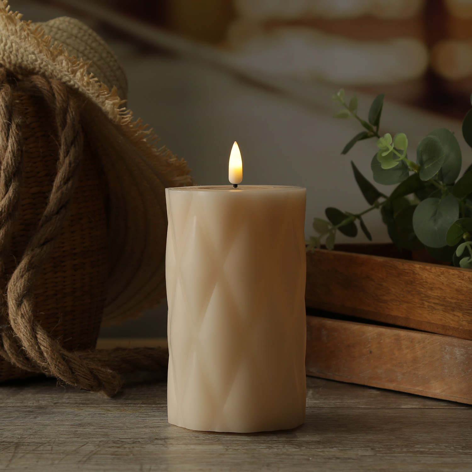 LED Stumpenkerze MIA - Rautenmuster - Echtwachs - 3D Flamme - H: 12,5cm - D: 7,5cm - creme LED Stumpenkerze MIA - Rautenmuster - Echtwachs - 3D Flamme - H: 12,5cm - D: 7,5cm - creme