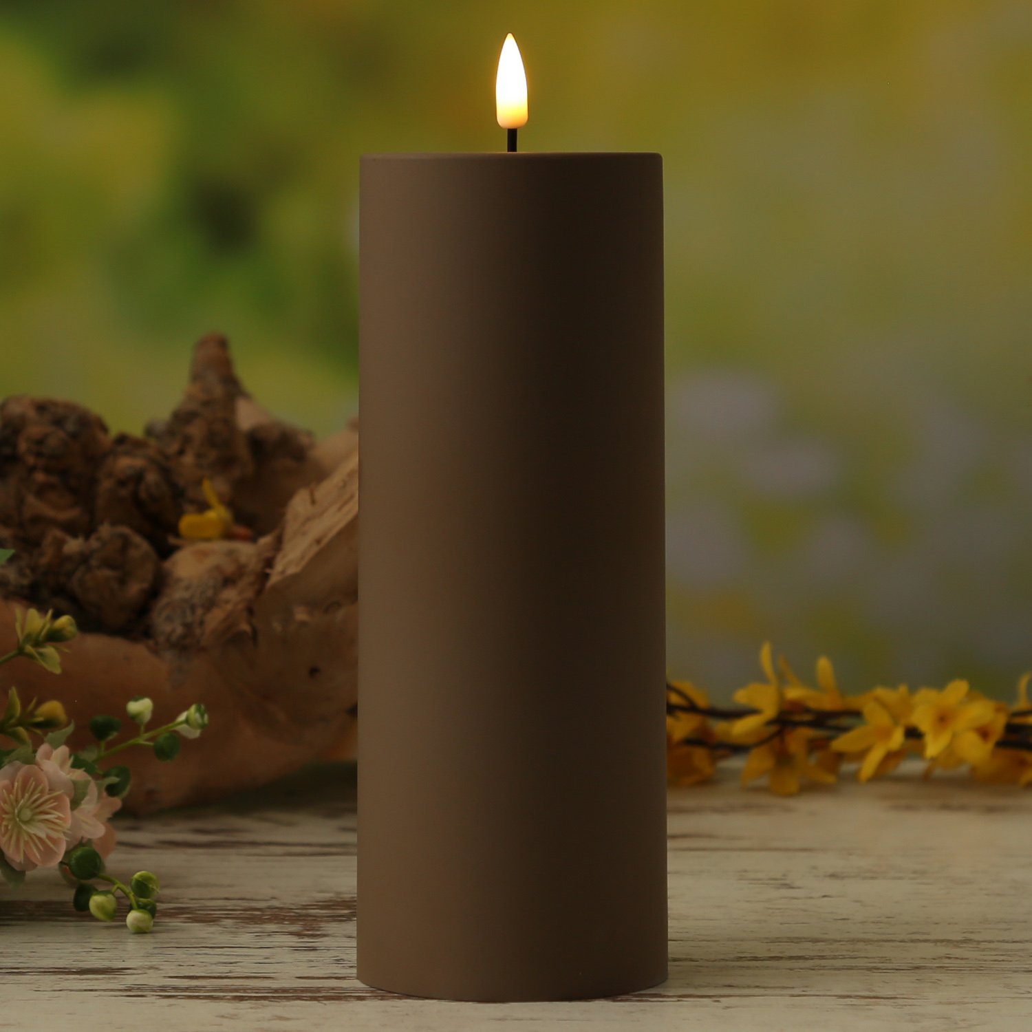 LED Stumpenkerze MIA - Kunststoff - 3D Flamme - H: 20cm - D: 7,5cm - für Außen - mokka/braun LED Stumpenkerze MIA - Kunststoff - 3D Flamme - H: 20cm - D: 7,5cm - für Außen - mokka/braun