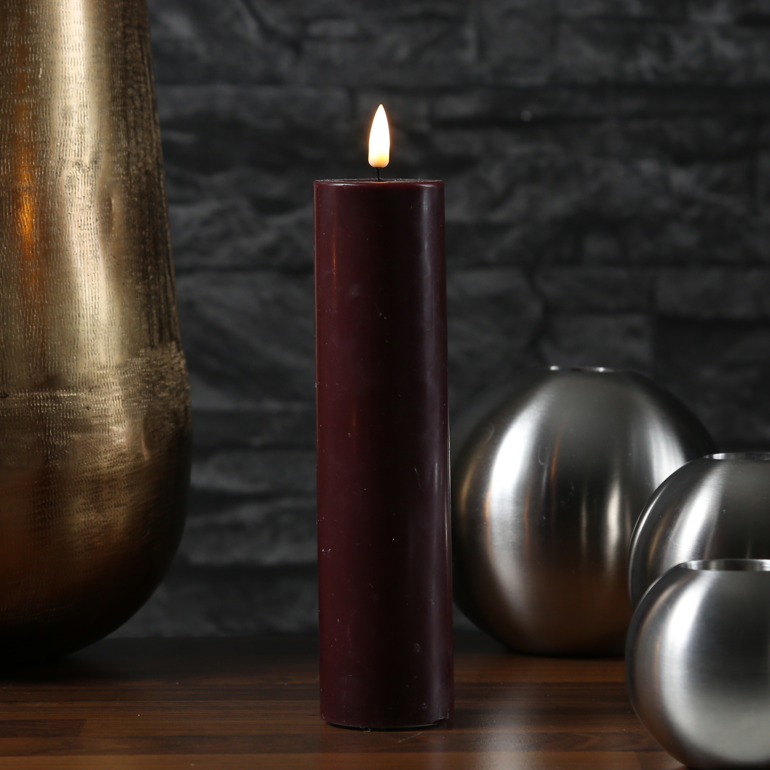 LED Stumpenkerze MIA - Echtwachs - realistische 3D Flamme - H: 20cm - D: 5cm - weinrot LED Stumpenkerze MIA - Echtwachs - realistische 3D Flamme - H: 20cm - D: 5cm - weinrot
