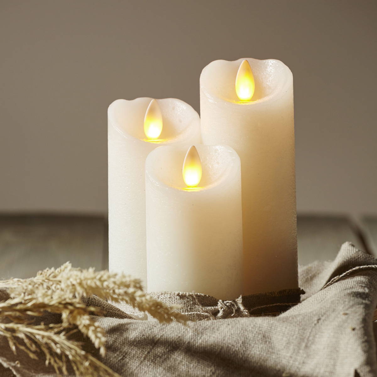 LED Kerze "Glow" - Echtwachs - gelbe flackernde LED - Timer - H: 15cm, D: 5,5cm - weiß LED Kerze "Glow" - Echtwachs - gelbe flackernde LED - Timer - H: 15cm, D: 5,5cm - weiß