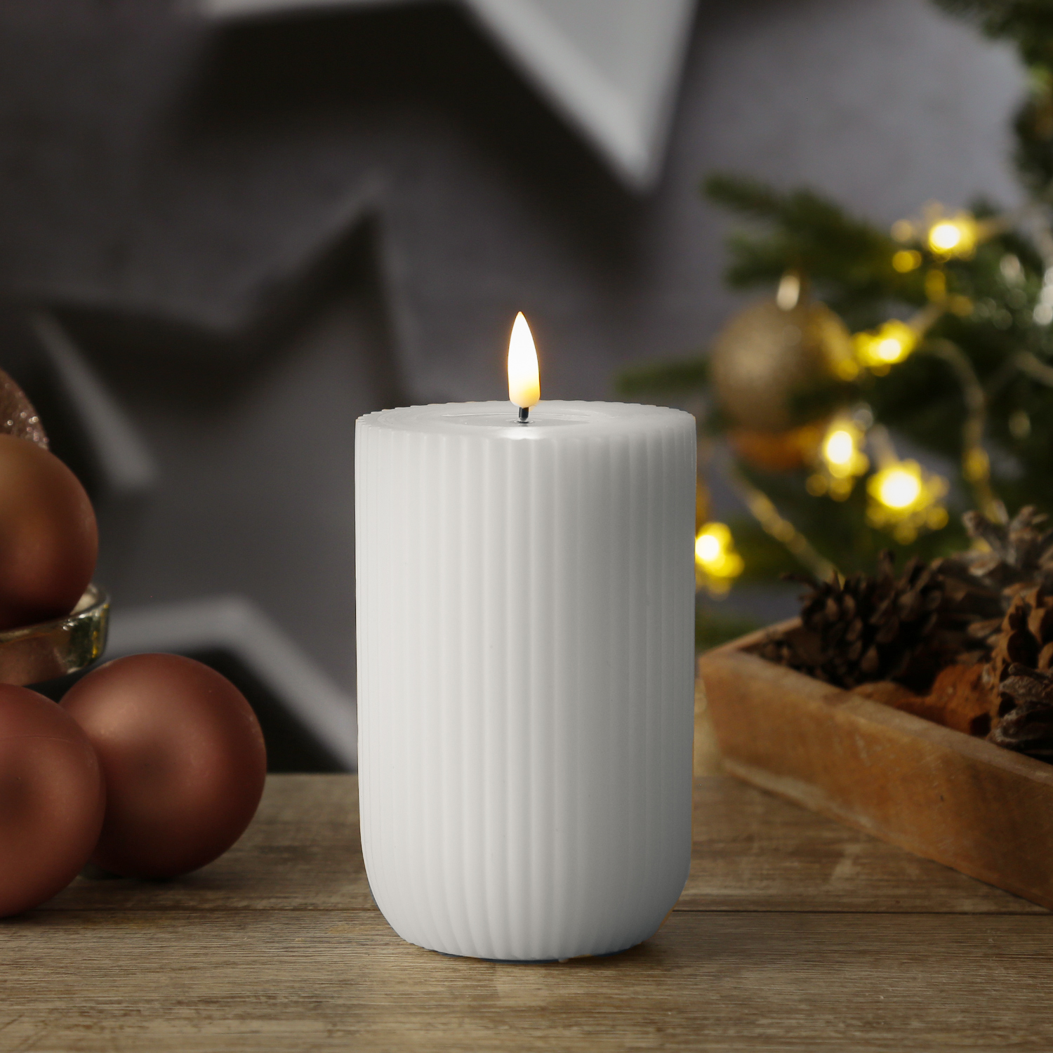 LED Stumpenkerze MIA - gerillt - Echtwachs - 3D Flamme - H: 12,5cm - D: 8cm - weiß LED Stumpenkerze MIA - gerillt - Echtwachs - 3D Flamme - H: 12,5cm - D: 8cm - weiß